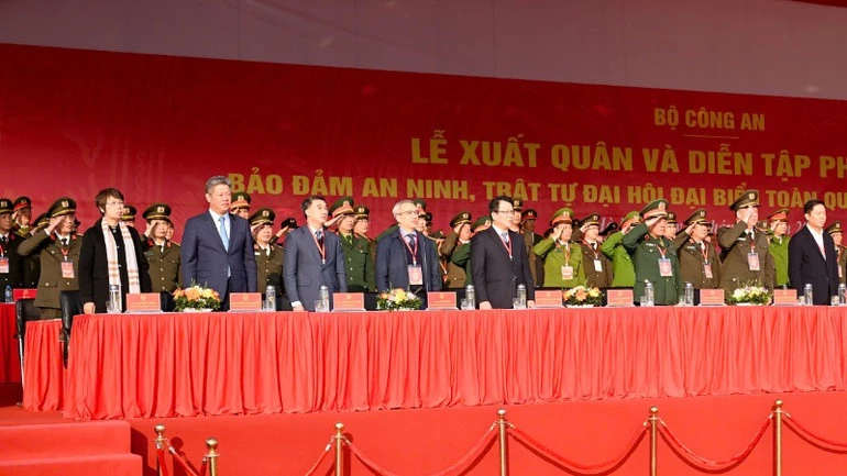 Đại biểu tham dự lễ xuất quân và diễn tập.