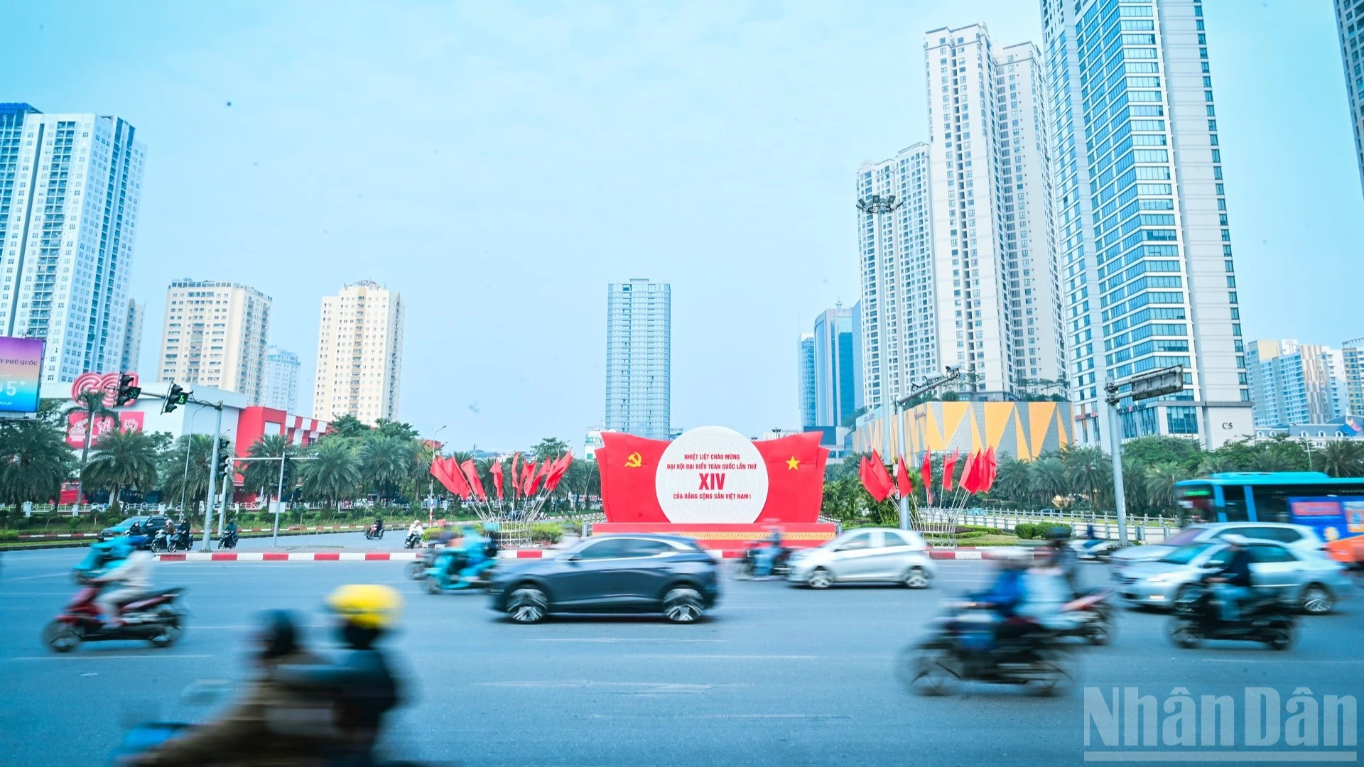 Sắc đỏ trên nhiều tuyến phố tạo nên hình ảnh sinh động của Thủ đô chào mừng Đại hội XIV của Đảng.