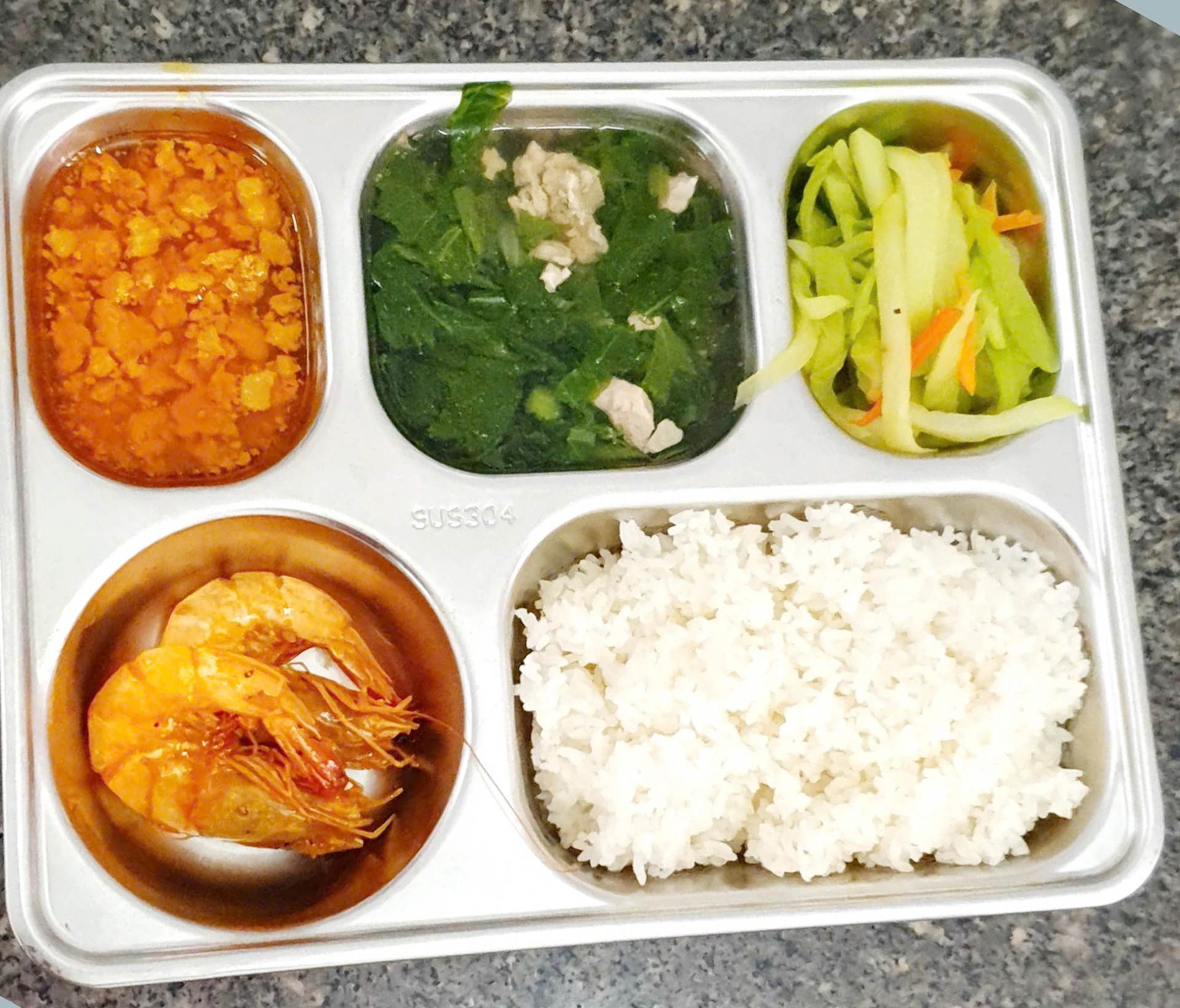 Suất ăn bán trú tại Trường Tiểu học số 1 Ba Đồn do nhà trường cung cấp.