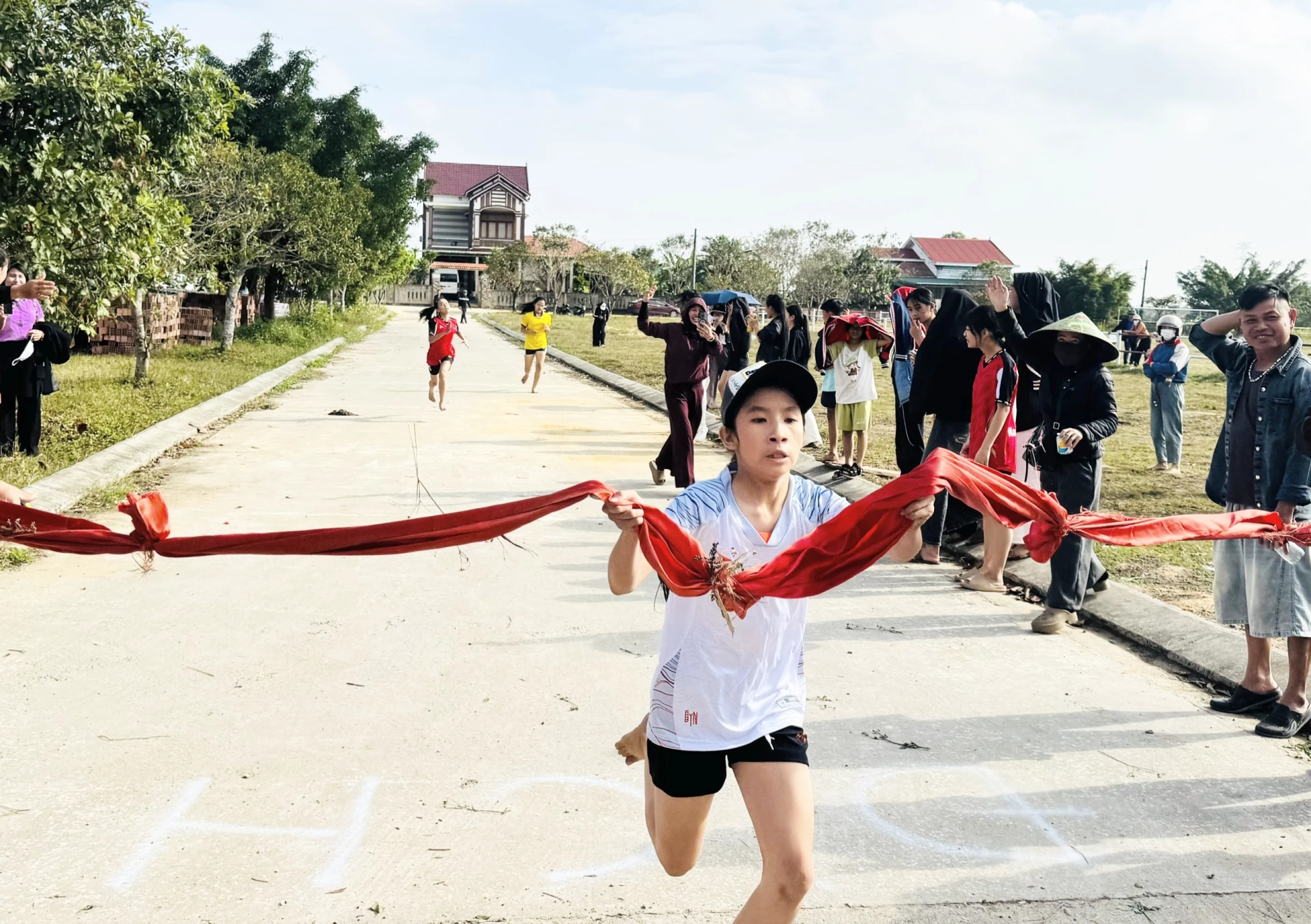 Các vận động viên về đích nội dung thi đấu điền kinh - Anh: L.M