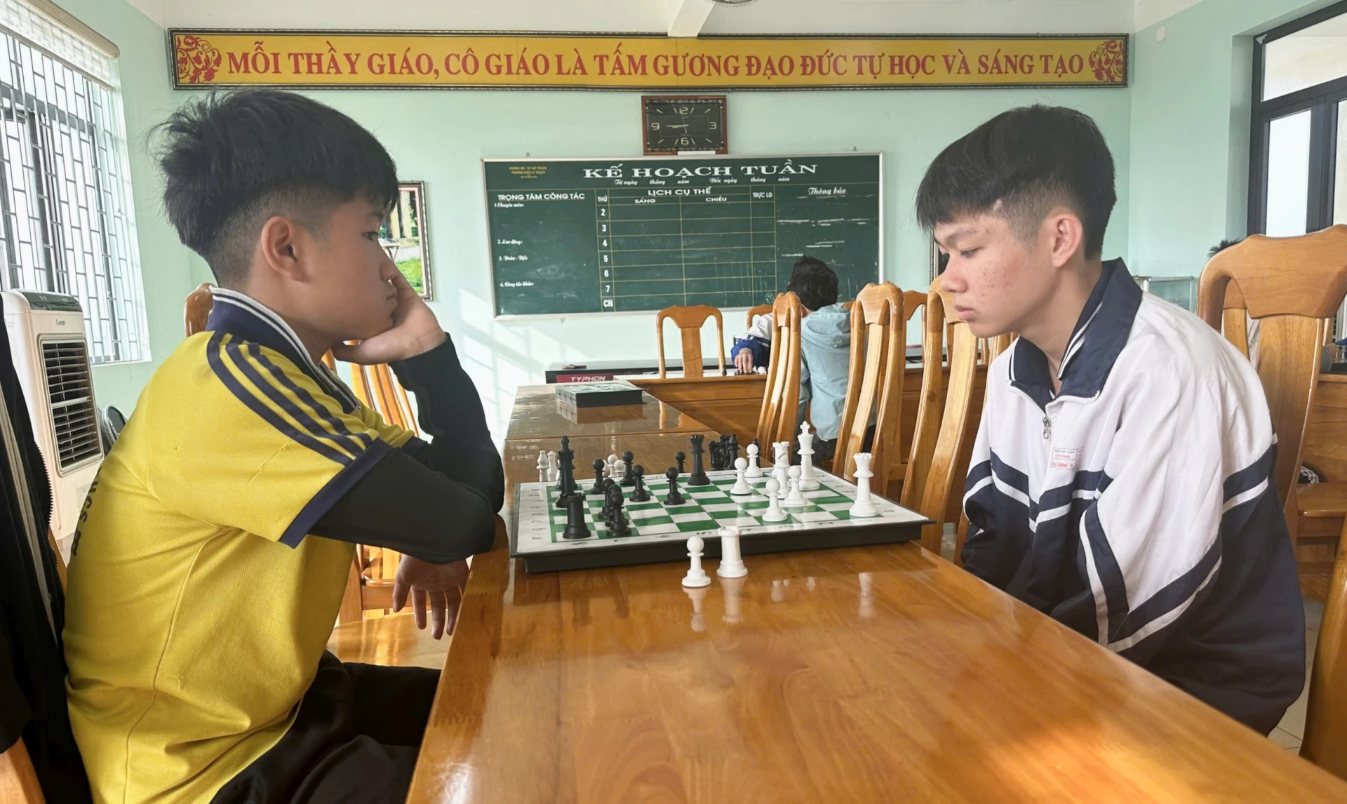 Các vận động viên tham gia tranh tài ở môn cờ vua - Ảnh: L.M