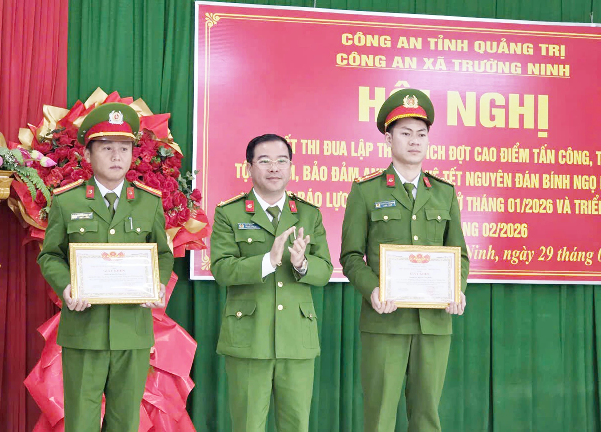 2 cá nhân Công an xã Trường Ninh có thành tích xuất sắc nhận giấy khen của UBND xã Trường Ninh. Ảnh: B.T 