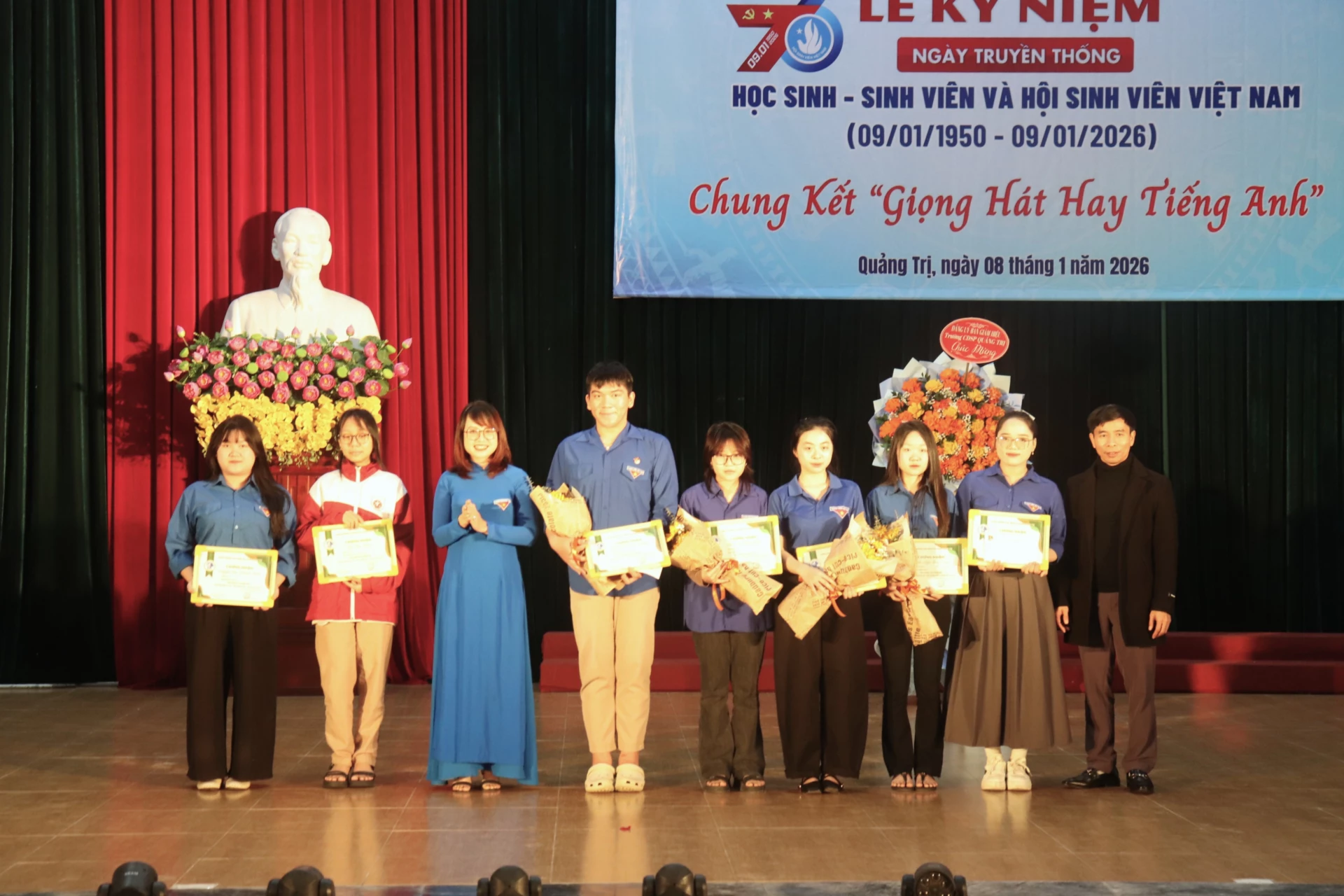 Trao giải thưởng cho các cá nhân đạt giải tại cuộc thi “Thiết kế phong bao lì xì – Xuân sẻ chia, Tết sum vầy” - Ảnh: T.P