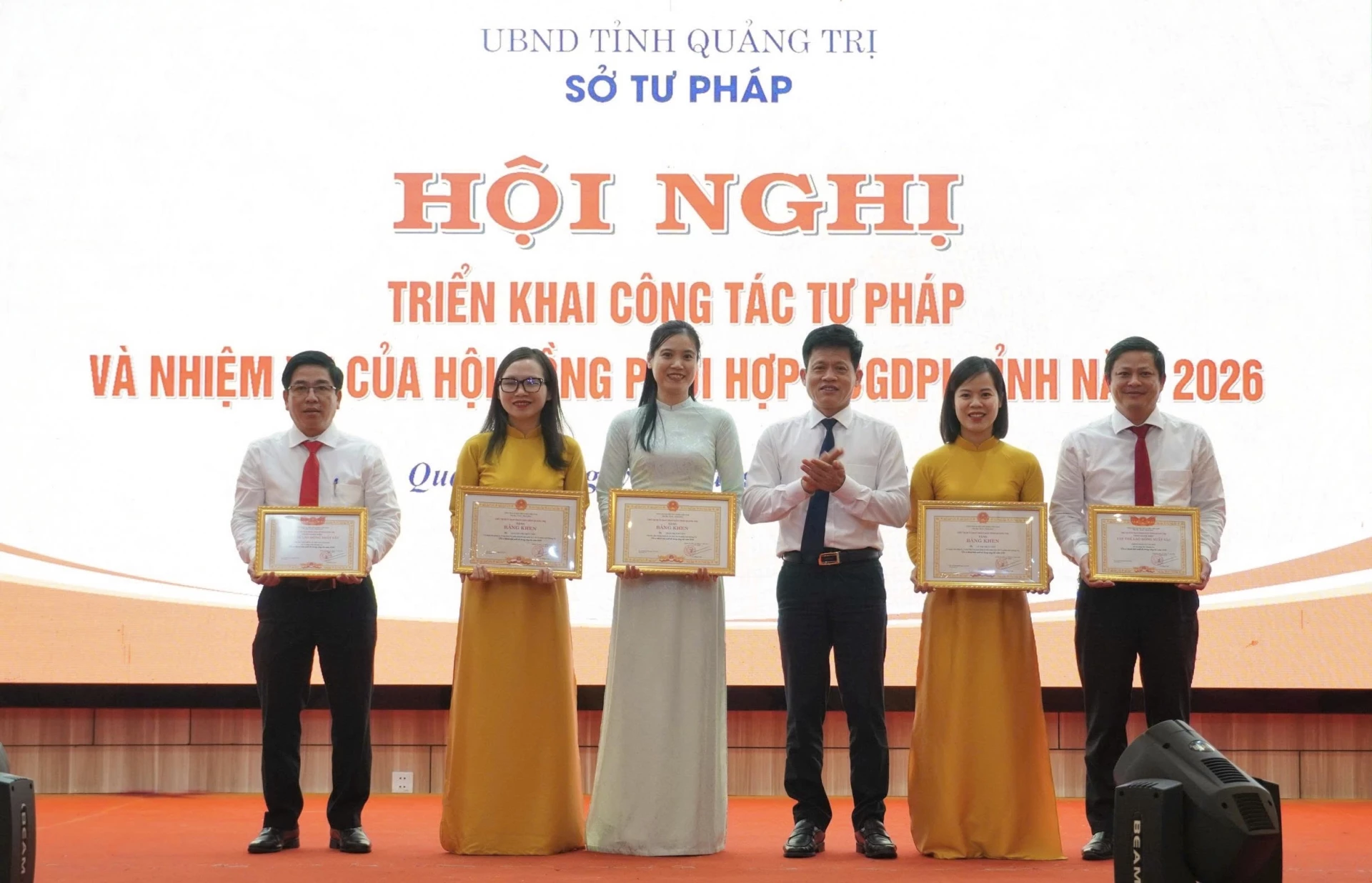 2 tập thể và 3 cá nhân có thành tích xuất sắc trong công tác Tư pháp năm 2025 được UBND tỉnh khen thưởng- Ảnh: B.N