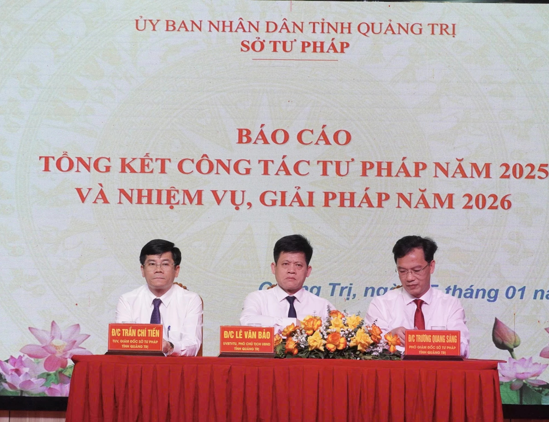 Đồng chí Lê Văn Bảo, Phó Chủ tịch UBND tỉnh cùng lãnh đạo Sở Tư pháp dự và chủ trì hội nghị - Ảnh: B.N