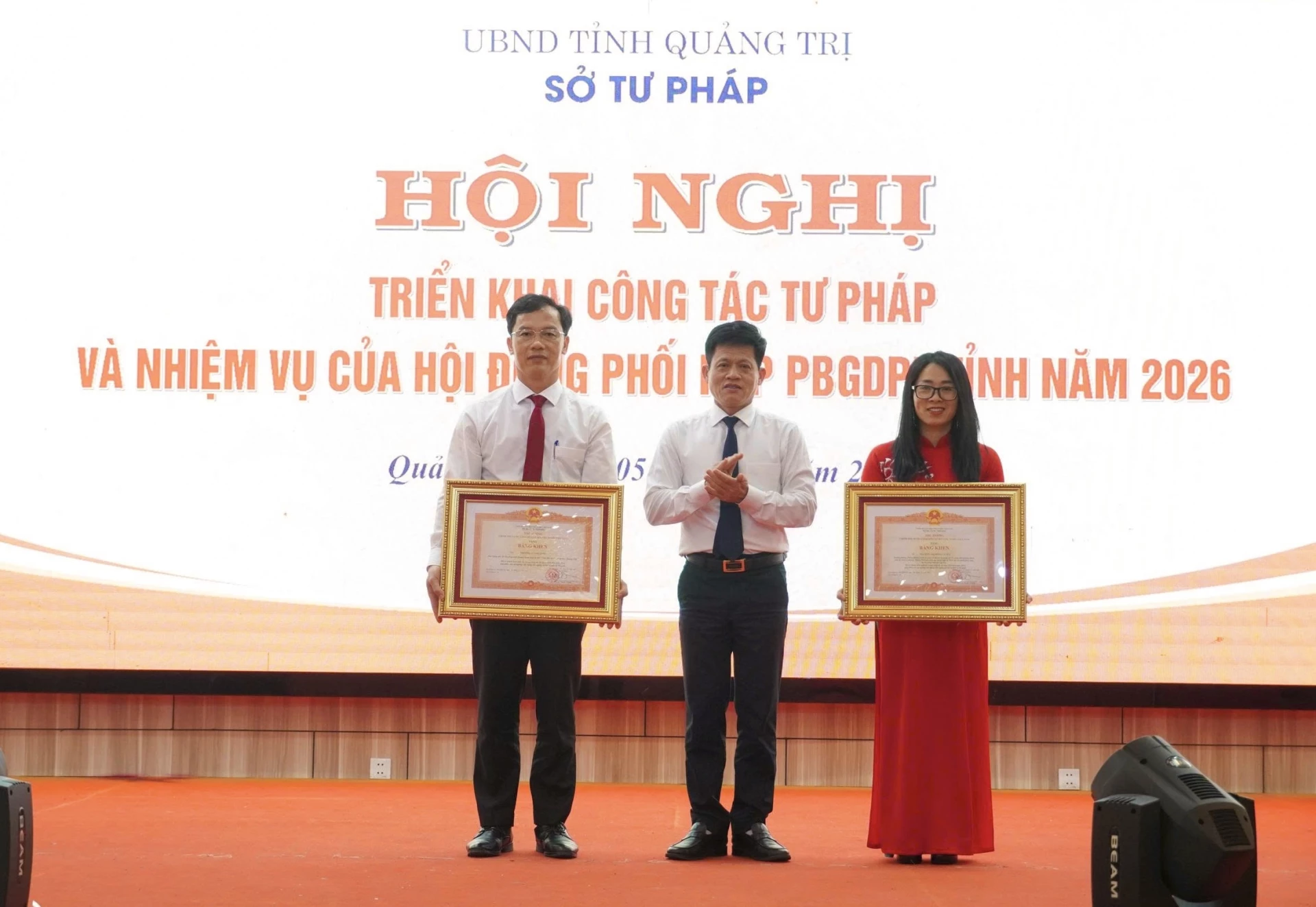 2 cá nhân thuộc ngành Tư pháp tỉnh Quảng Trị được nhận Bằng khen của Thủ tướng Chính phủ - Ảnh: B.N