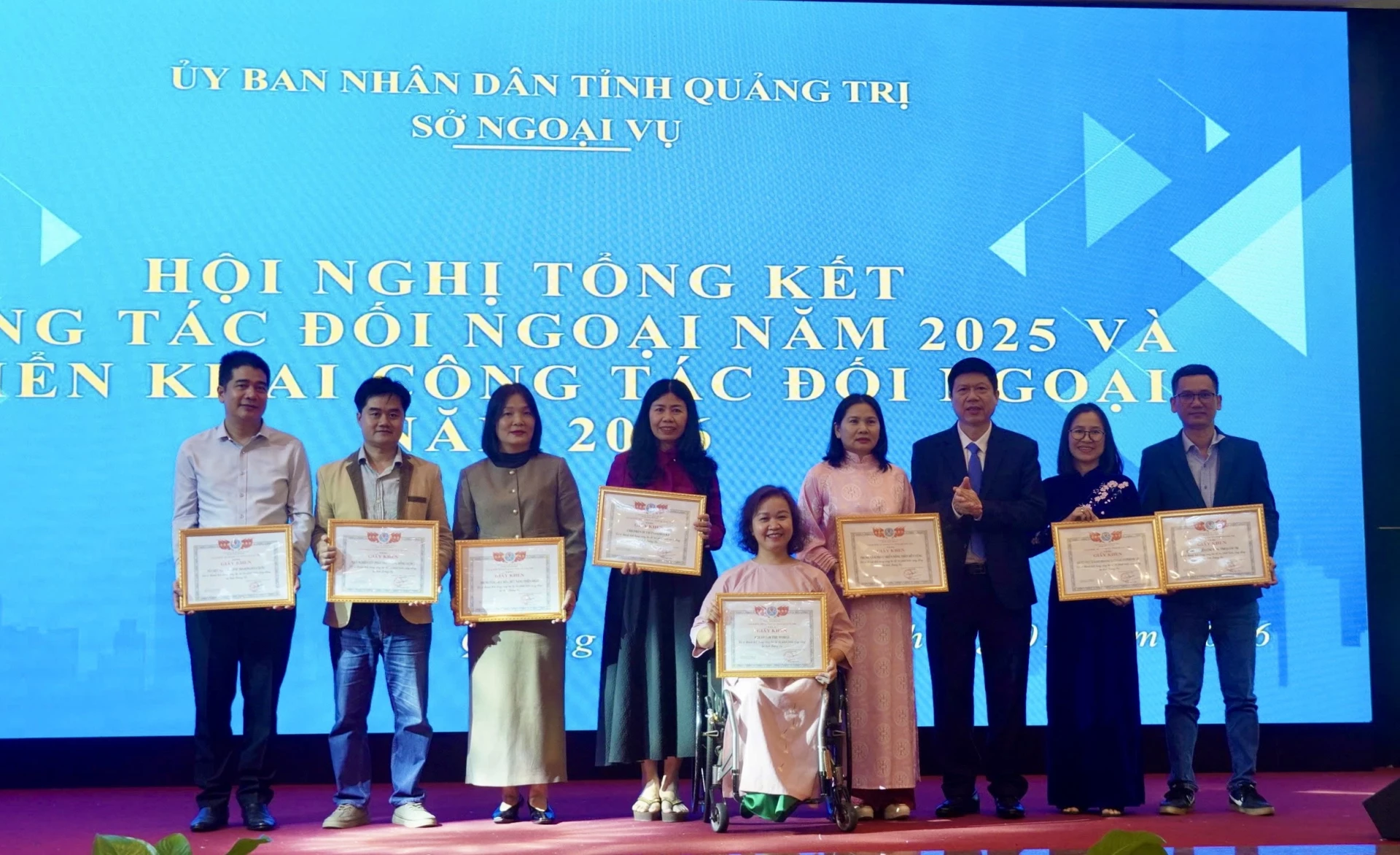 Lãnh đạo Sở Ngoại vụ trao giấy khen cho các đơn vị đạt thành tích cao trong năm 2025 - Ảnh: H.N