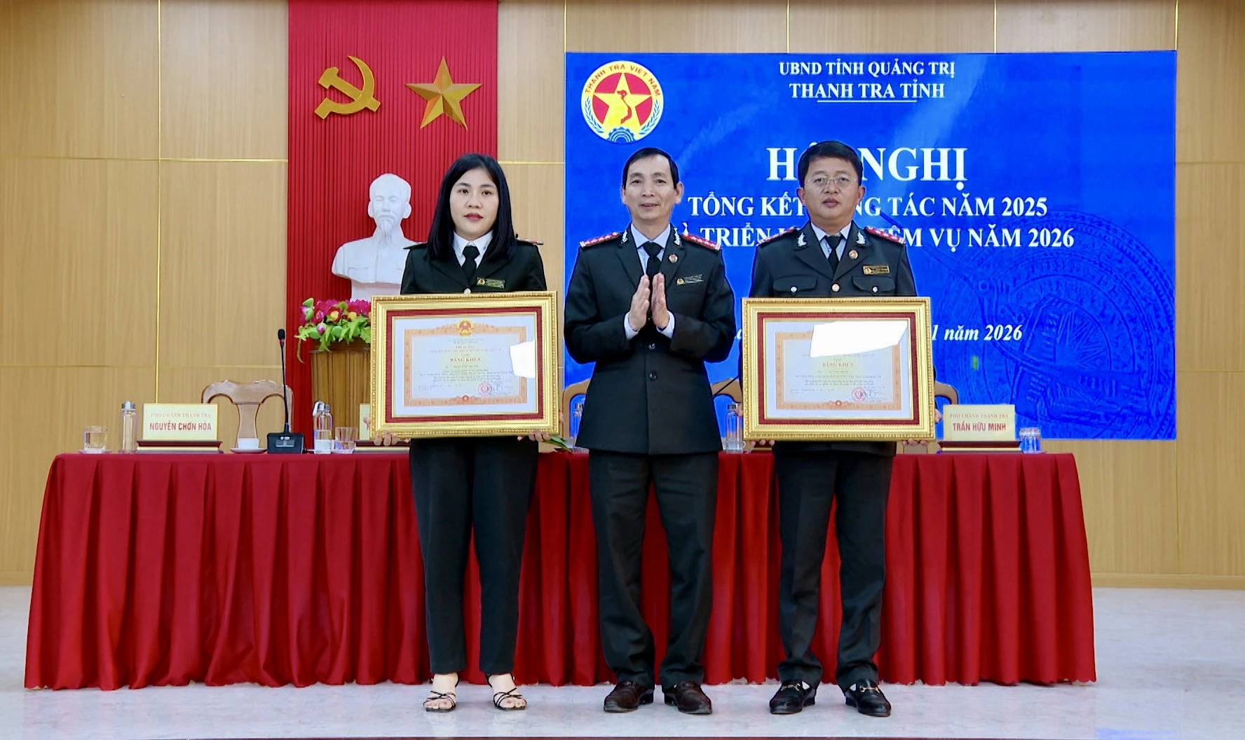 Đồng chí Nguyễn Hoài Nam, Chánh Thanh tra tỉnh trao bằng khen của Thủ tướng Chính phủ cho 2 cá nhân đạt thành tích xuất sắc trong công tác - Ảnh: H.N