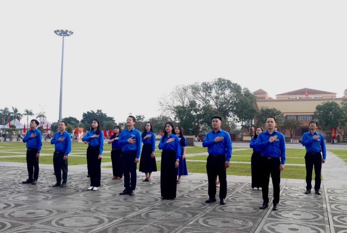 Tuổi trẻ Quảng Trị tổ chức lễ chào cờ chào mừng Đại hội lần thứ XIV của Đảng