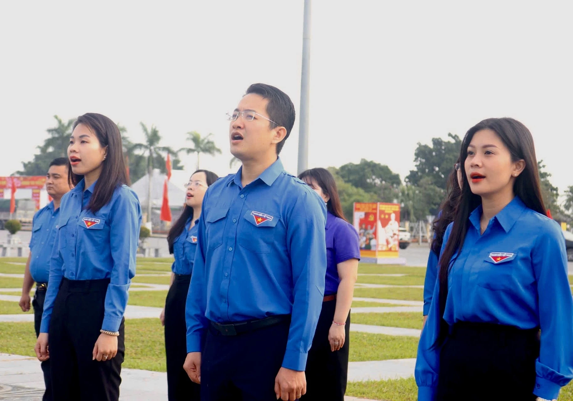 Quốc ca được cất lên tại Lễ chào chờ ở Quảng trường Hồ Chí Minh, phường Đồng Hới - Ảnh: H.N