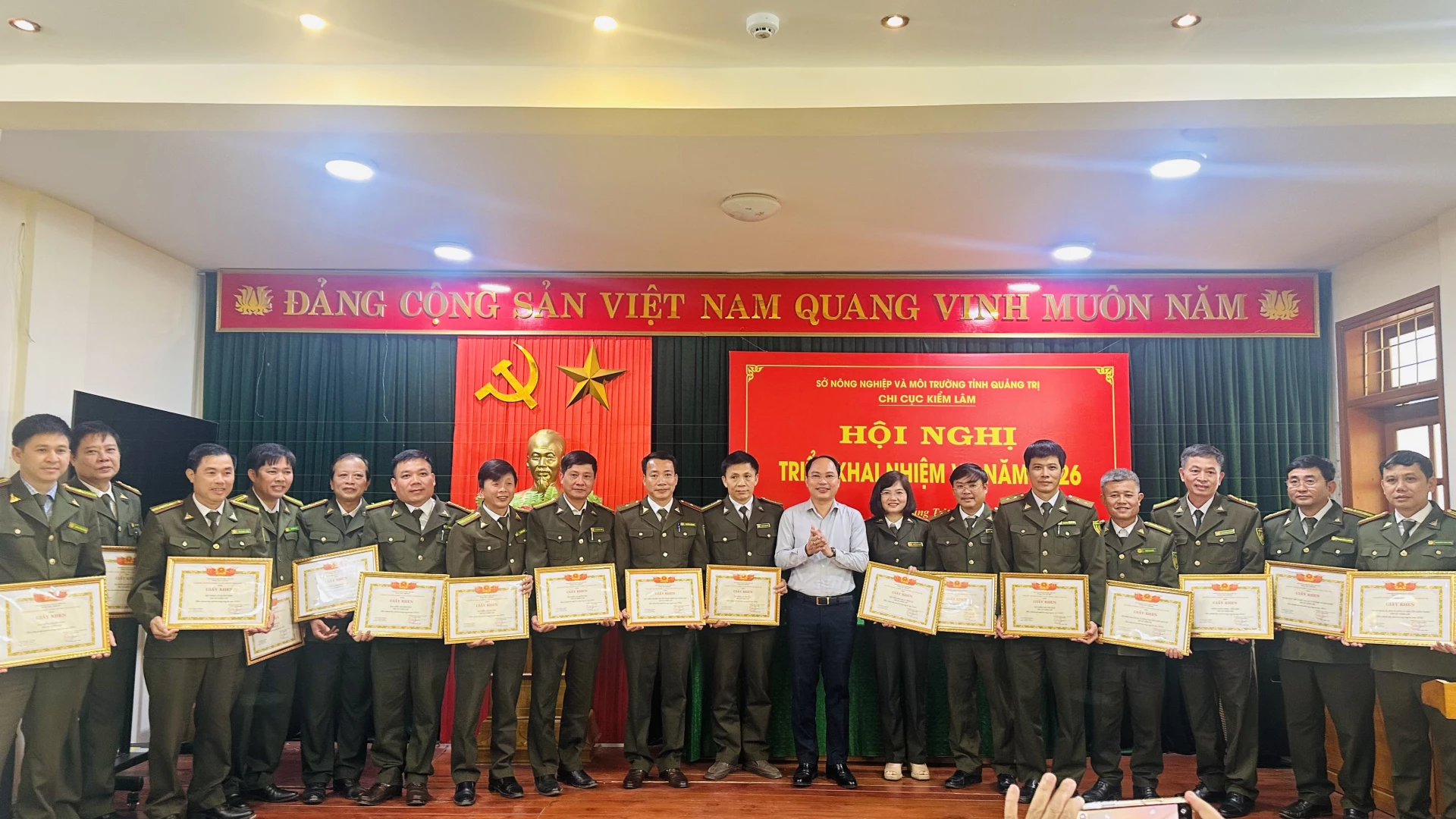 Đại diện lãnh đạo Sở Nông nghiệp và Môi trường khen thưởng các tập thể có thành tích xuất sắc trong thực hiện nhiệm vụ công tác năm 2025 - Ảnh: B.N