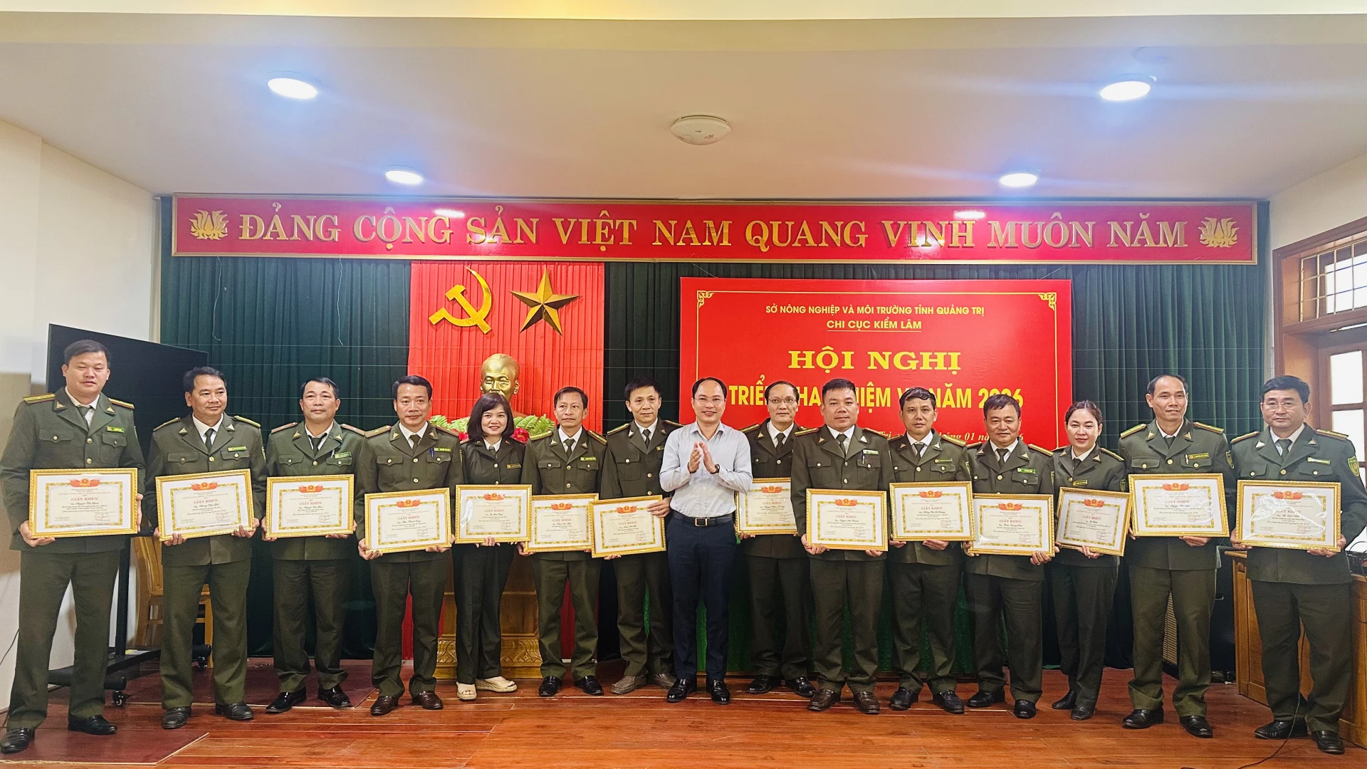 Các cá nhân thuộc Chi cục Kiểm lâm được khen thưởng tại hội nghị - Ảnh: B.N