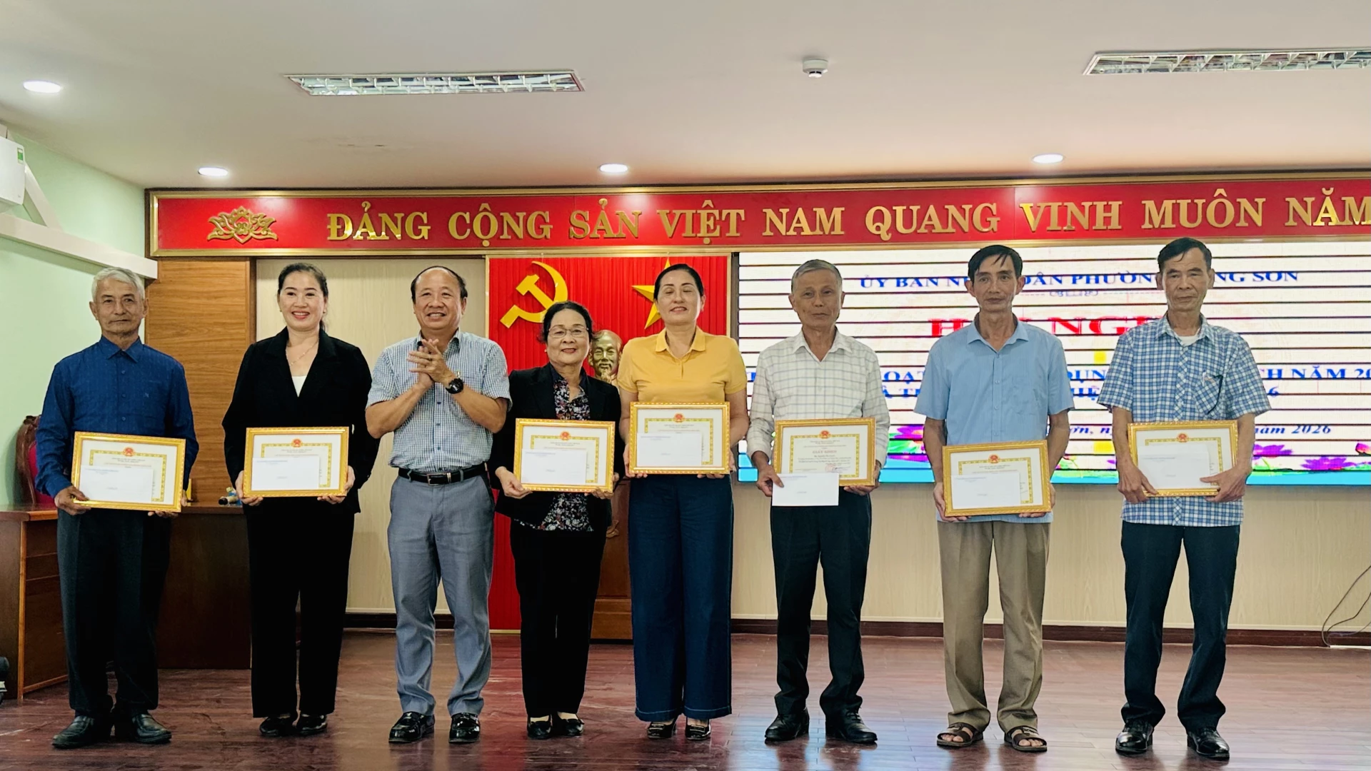 UBND Phường Đồng Sơn khen thưởng cho các cá nhân đã có thành tích xuất sắc trong hoạt động tín dụng chính sách xã hội năm 2025. Ảnh-B.N