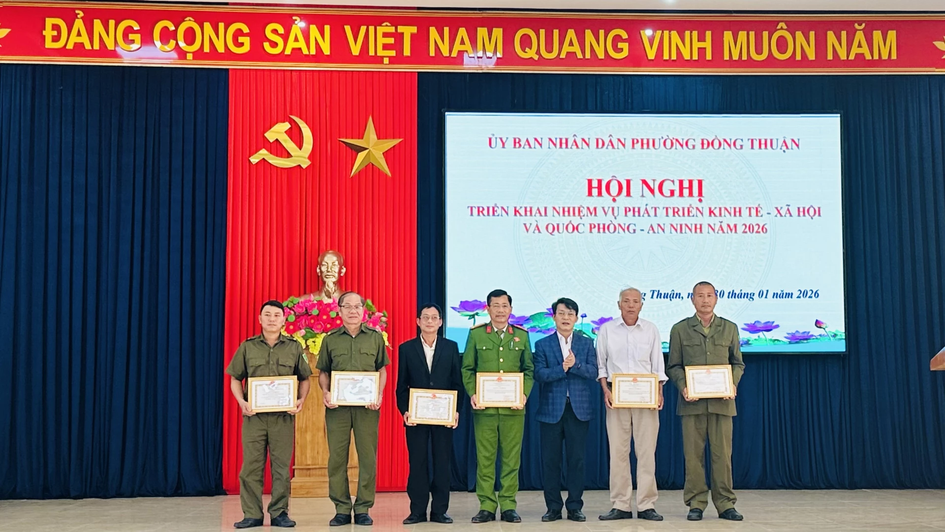 UBND phường Đồng Thuận khen thưởng cho các tập thể có thành tích xuất sắc trong thực hiện nhiệm vụ năm 2025 - Ảnh: B.N