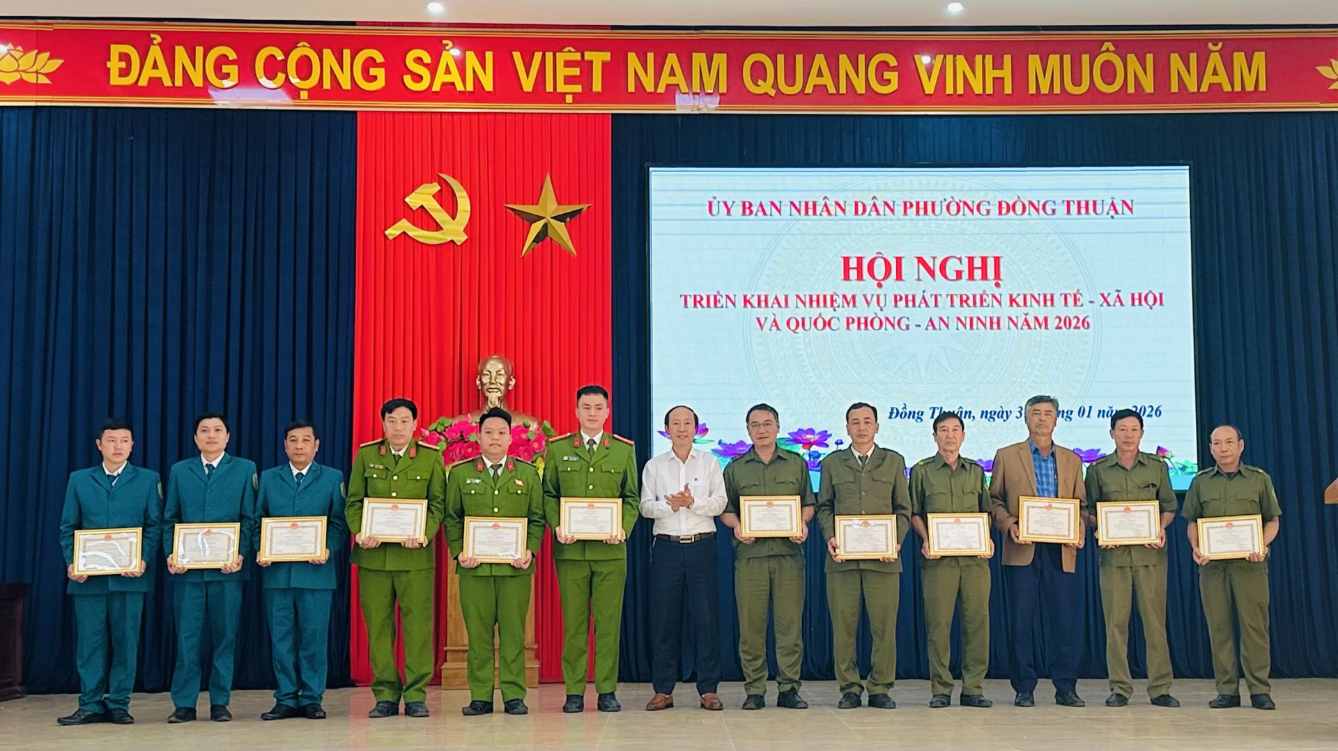 Các cá nhân được UBND phường khen thưởng - Ảnh: B.N