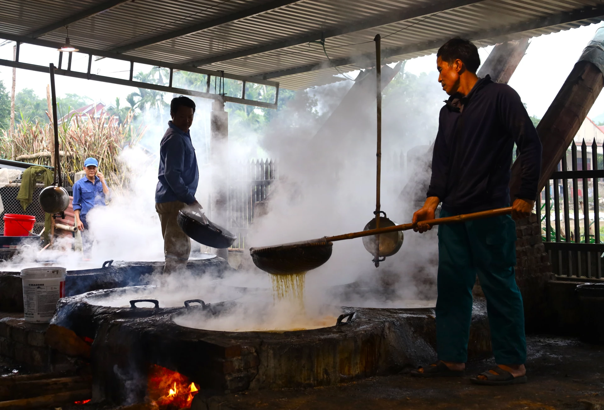 Để có được mật mía ngon đòi hỏi phải có sự kiên trì, tỉ mỉ trong từng công đoạn - Ảnh: TH.H
