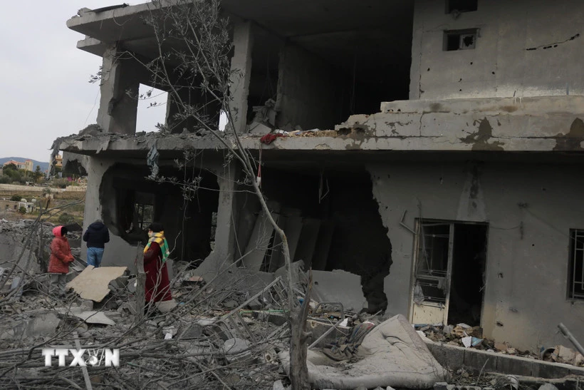 Tòa nhà bị phá hủy sau cuộc không kích của Israel tại thị trấn Kfour, gần Nabatieh, miền Nam Liban. (Ảnh: THX/TTXVN)