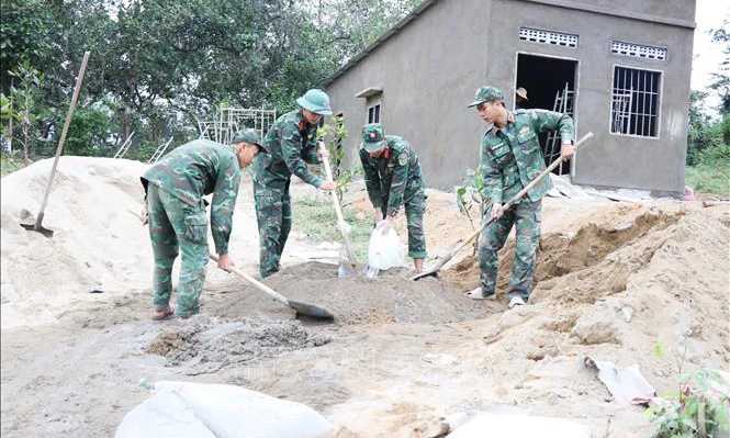 Căn nhà của hộ ông A-Niên được các chiến sĩ Trung đoàn 974, Bộ Chỉ huy Quân sự tỉnh Khánh Hòa khẩn trương thi công. Ảnh: Phan Sáu/TTXVN