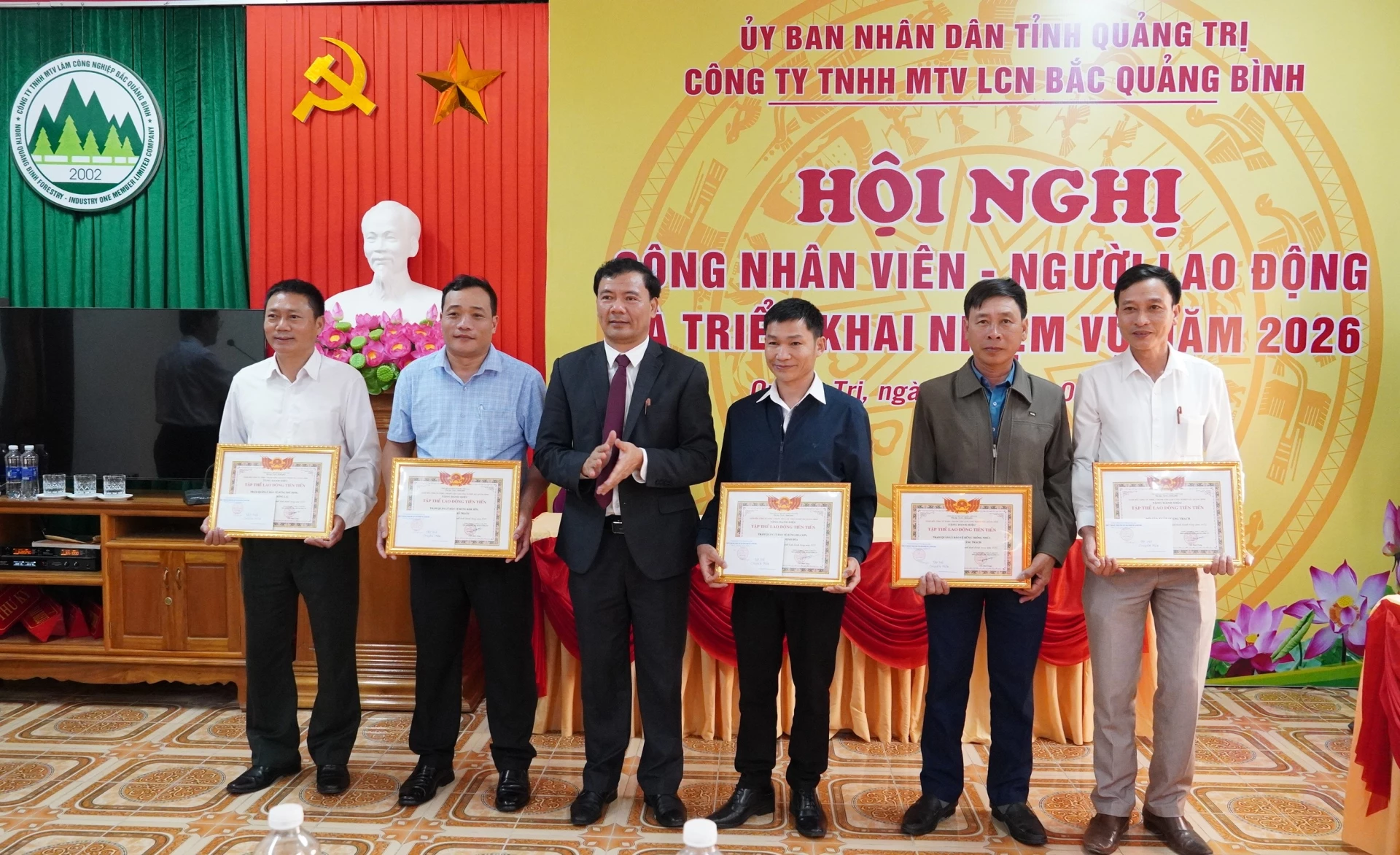 Lãnh đạo Công ty TNHH MTV Lâm công nghiệp Bắc Quảng Bình khen thưởng cho các tập thể, cá nhân có thành tích xuất sắc - Ảnh: QV