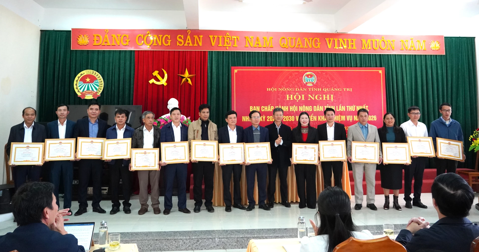 Đại diện lãnh đạo Hội Nông dân tỉnh khen thưởng các tập thể có thành tích xuất sắc trong hoạt động ủy thác Ngân hàng Chính sách xã hội năm 2025. Ảnh: H.Tr.