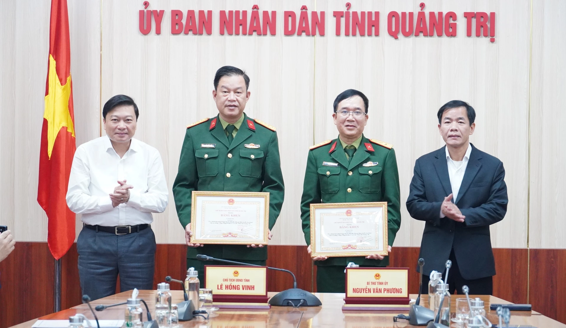 Chủ tịch UBND tỉnh tặng Bằng khen cho 2 tập thể có thành tích xuất sắc trong công tác khắc phục hậu quả thiên tai - Ảnh: QV