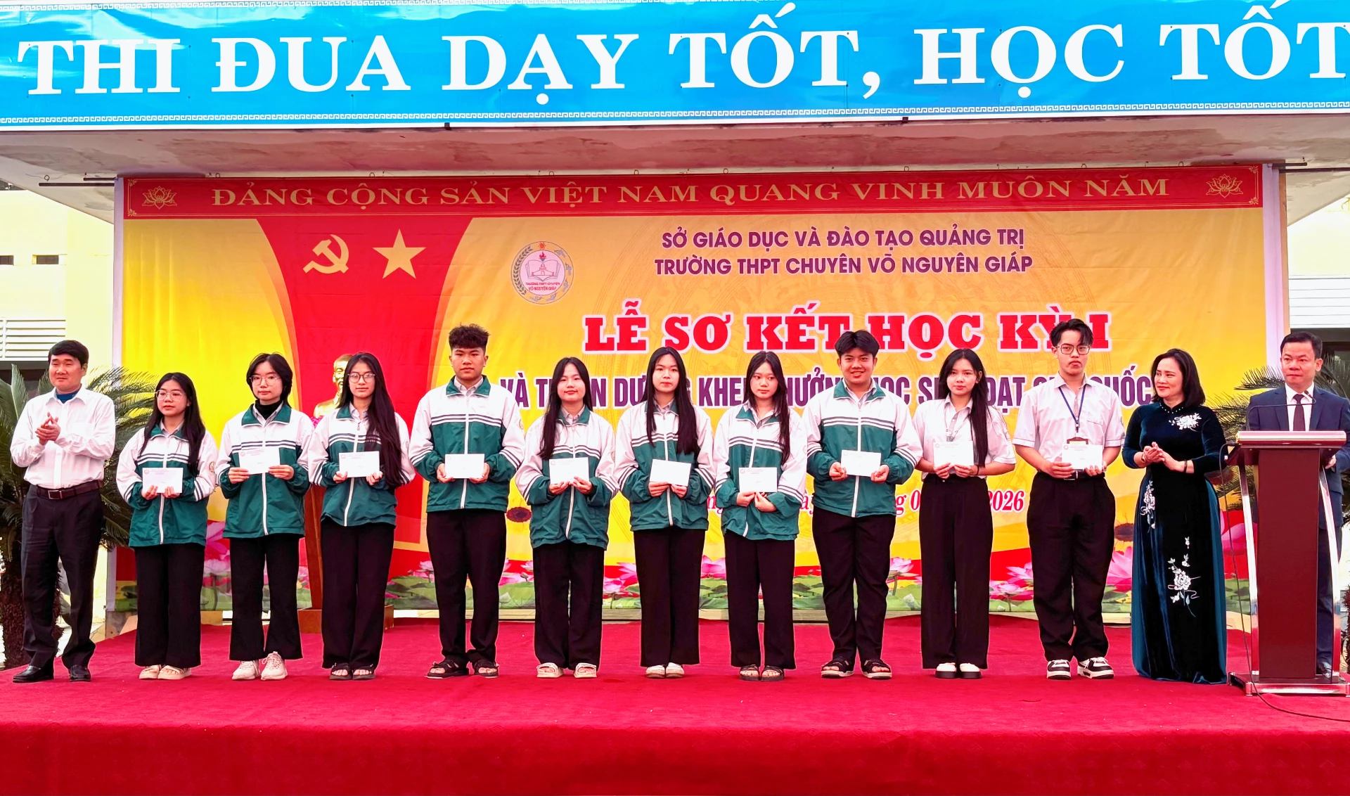 Khen thưởng cho học sinh đoạt giải học sinh giỏi lớp 12 cấp tỉnh - Ảnh: K.H