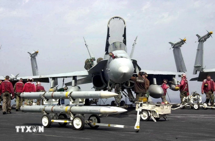 Hệ thống tên lửa không đối không tầm trung tiên tiến (AMRAAM) của Mỹ (phía trước) trên tàu sân bay USS Abraham Lincoln. (Ảnh: AFP/TTXVN)