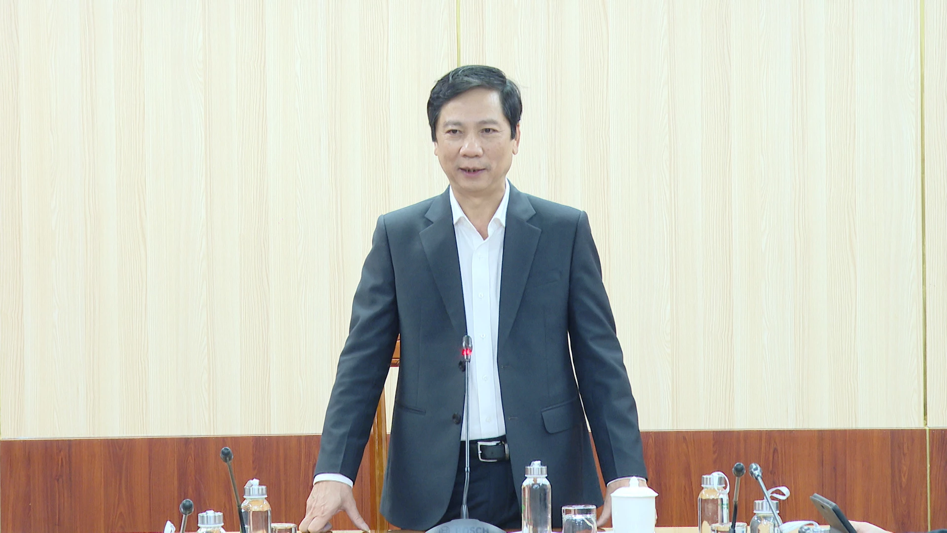 Đồng chí Hoàng Nam, Phó Chủ tịch Thường trực UBND tỉnh chỉ đạo: phải quyết tâm hoàn thành giải ngân và GPMB đúng tiến độ - Ảnh: Phan Khiêm