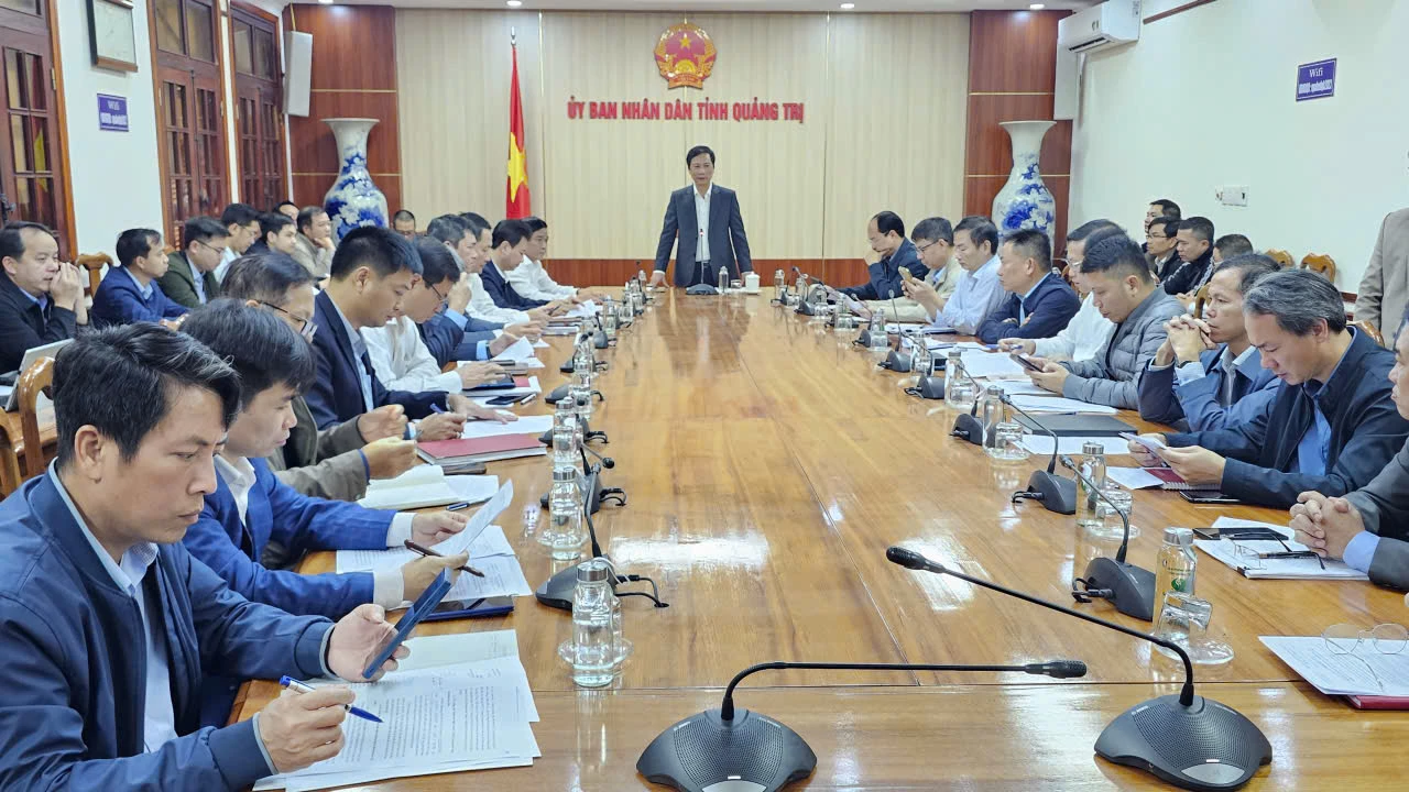 Đồng chí Hoàng Nam, Phó Chủ tịch Thường trực UBND tỉnh chủ trì buổi làm việc với các sở, ngành, địa phương - Ảnh: Phan Khiêm