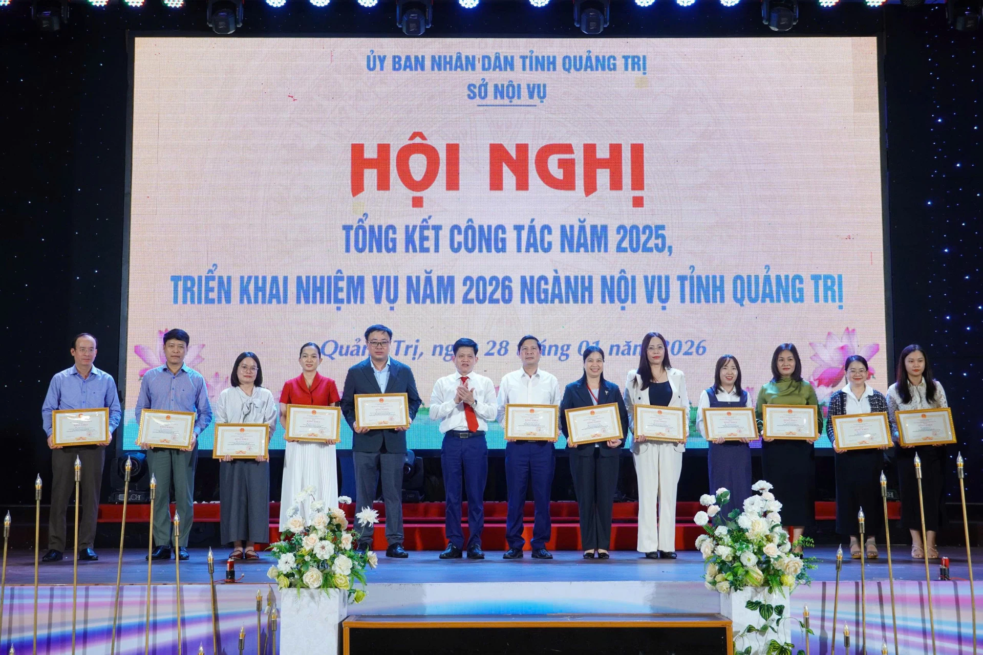 Các cá nhân có thành tích xuất sắc được trao tặng bằng khen của Chủ tịch UBND tỉnh - Ảnh: Phan Khiêm