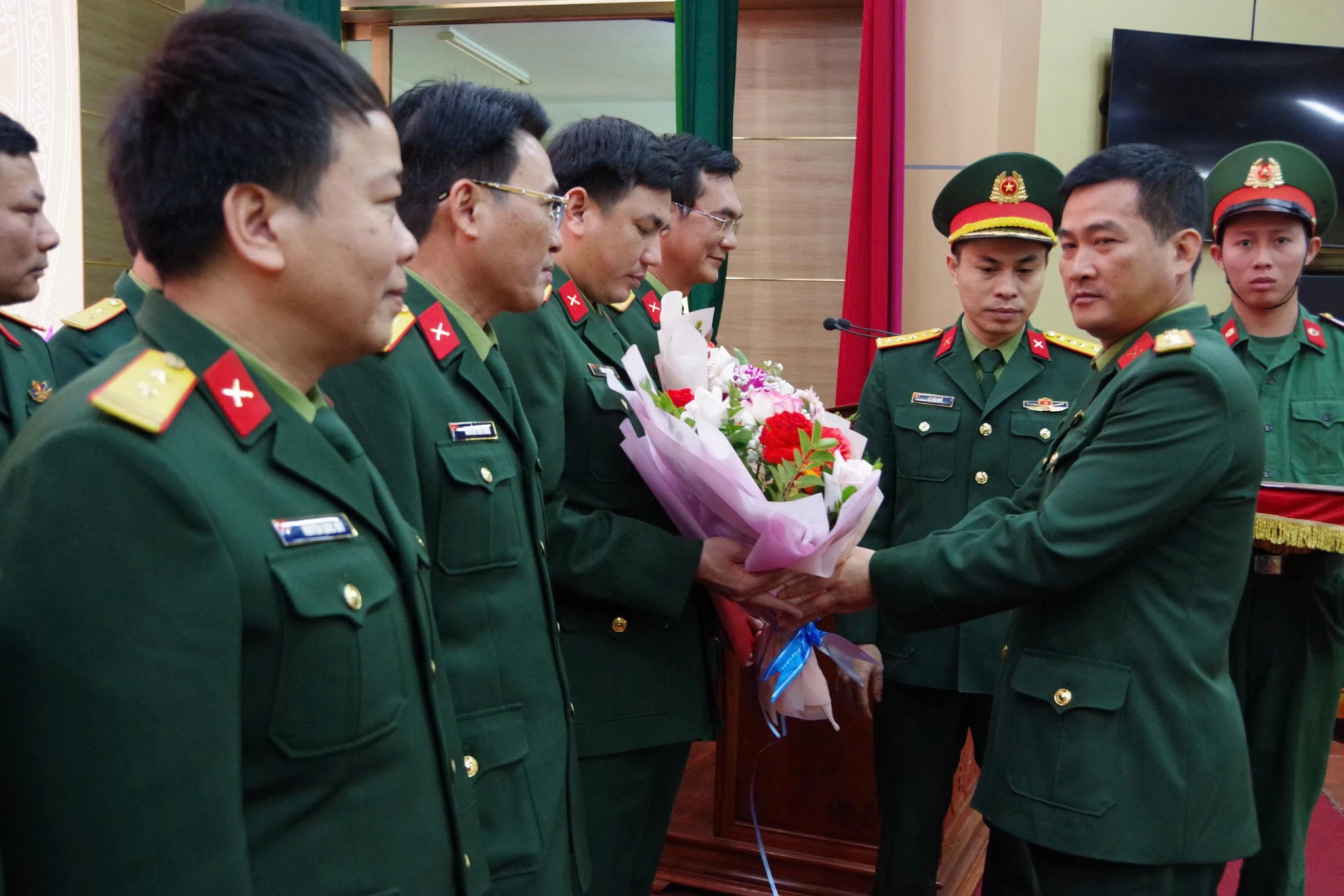 Đại tá Đoàn Sinh Hòa, Ủy viên Ban Thường vụ Tỉnh ủy, Chỉ huy trưởng Bộ CHQS tỉnh trao quyết định Chỉ huy trưởng Ban CHQS các xã, phường, đặc khu trên địa bàn tỉnh - Ảnh: Phan Khiêm