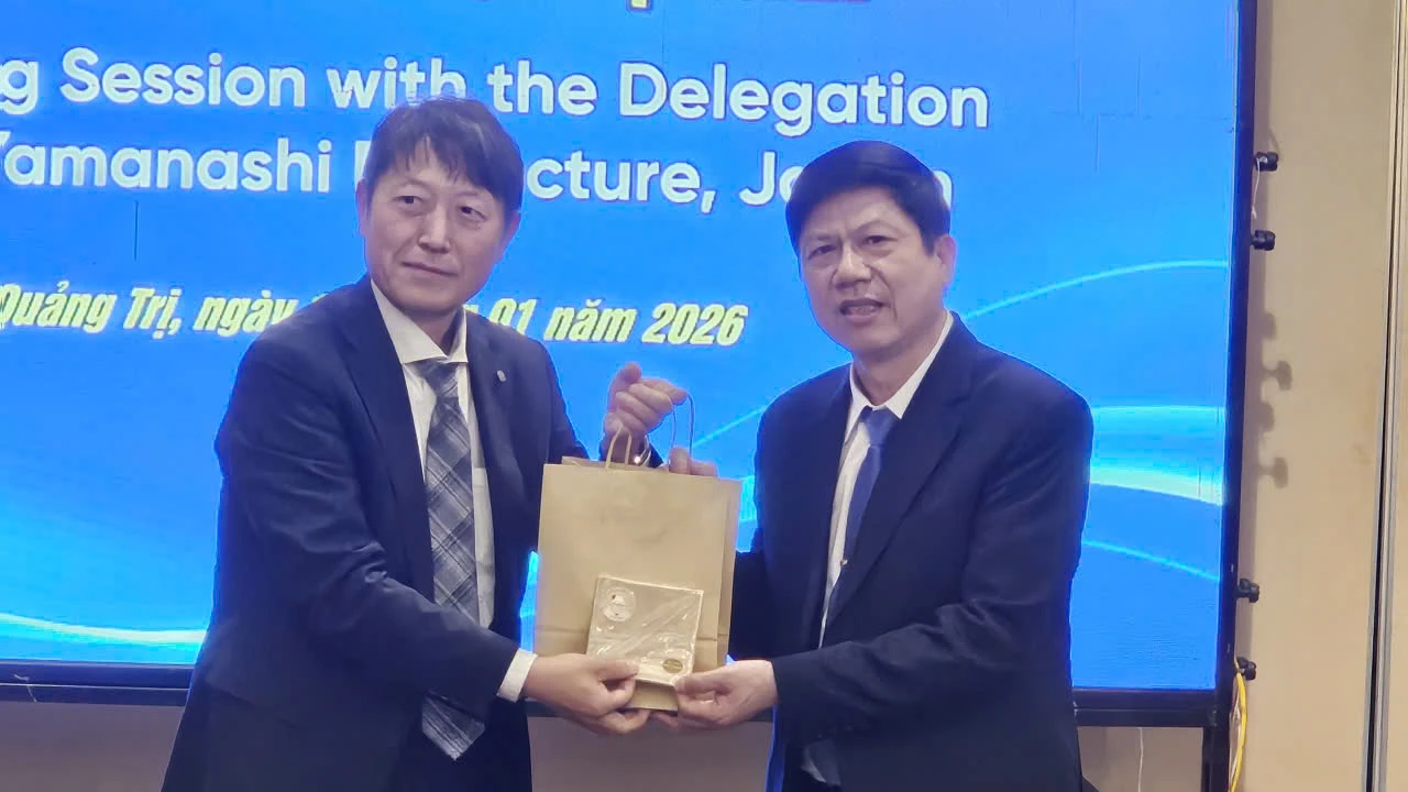 Lãnh đạo Sở Ngoại vụ tỉnh Quảng Trị và lãnh đạo Sở Chiến lược Quốc tế và Thương hiệu tỉnh Yamanashi (Nhật Bản) trao quà lưu niệm - Ảnh: Phan Khiêm