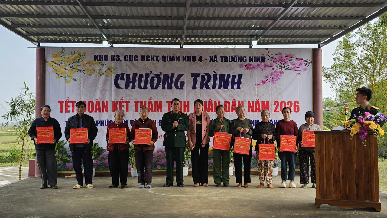 Lãnh đạo Kho K3 (Cục Hậu cần - Kỹ thuật Quân khu 4) tặng quà cho các gia đình chính sách và hộ nghèo - Ảnh: Phan Khiêm