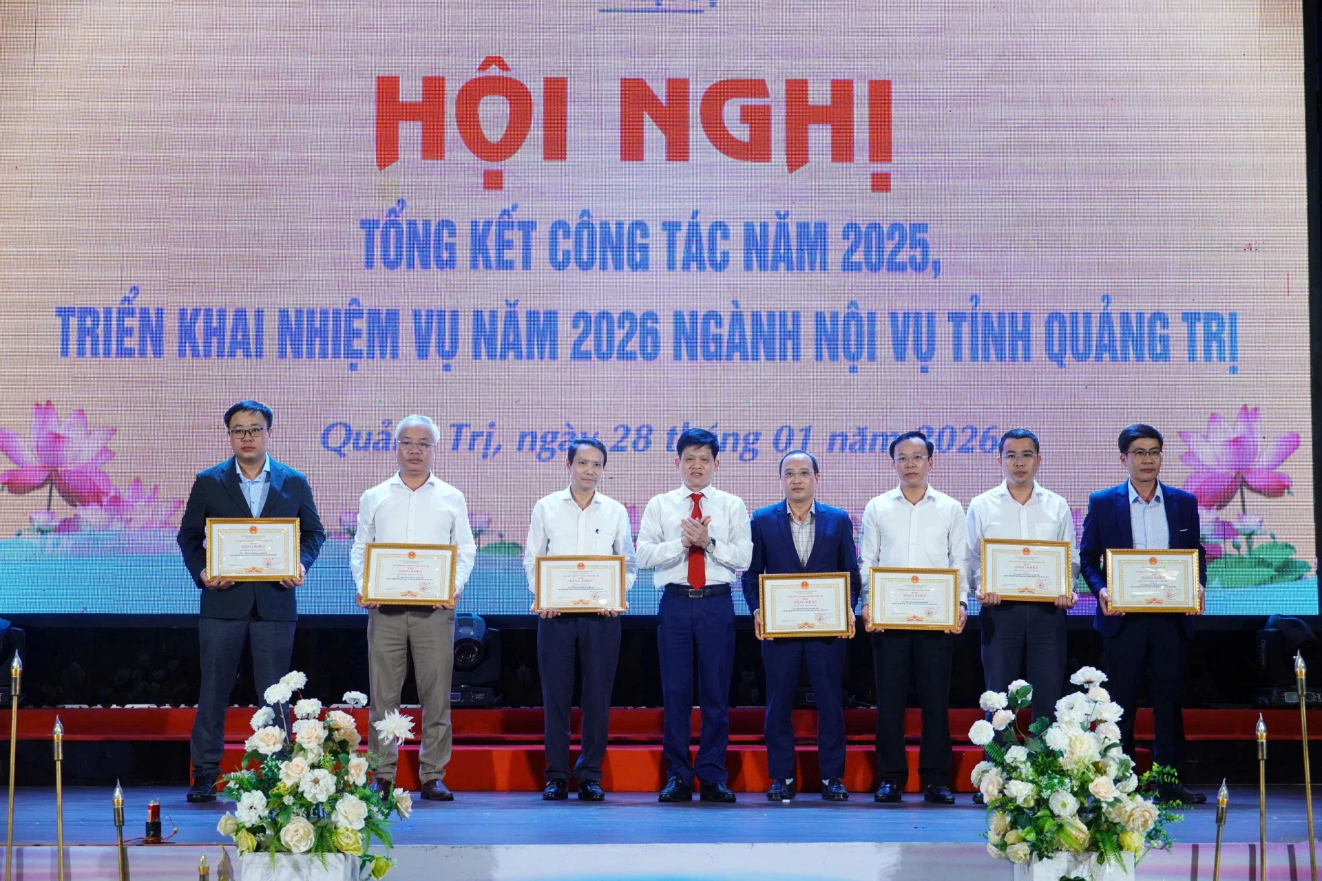 7 tập thể có thành tích đột xuất trong công tác tham mưu, thực hiện sắp xếp tổ chức bộ máy được trao tặng bằng khen của Chủ tịch UBND tỉnh - Ảnh: Phan Khiêm