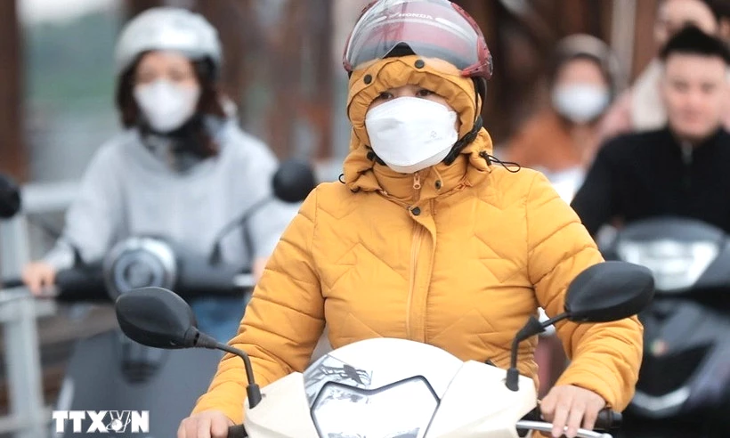 Thành phố Hà Nội ngày nắng, đêm không mưa, sáng sớm có sương mù nhẹ, trời rét. (Ảnh: Minh Quyết/TTXVN)