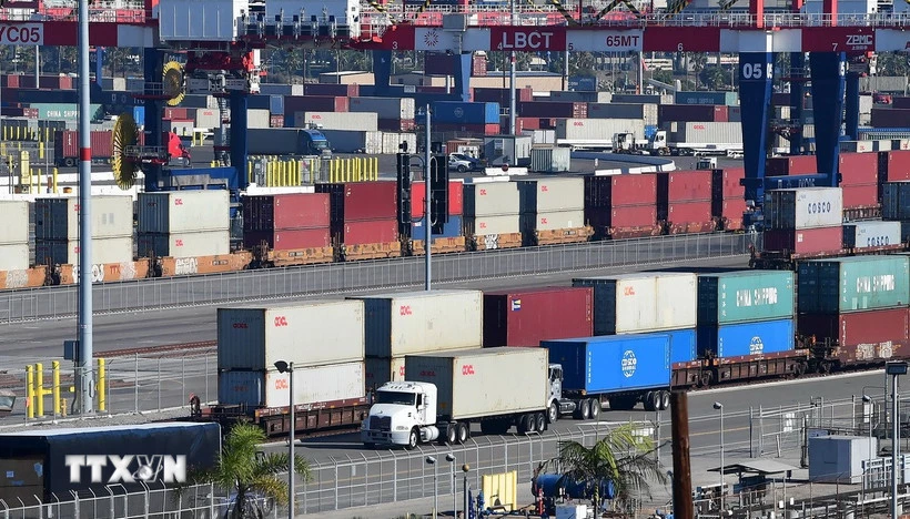 Container hàng hóa được bốc dỡ tại cảng Long Beach ở California (Mỹ). (Ảnh: AFP/TTXVN)