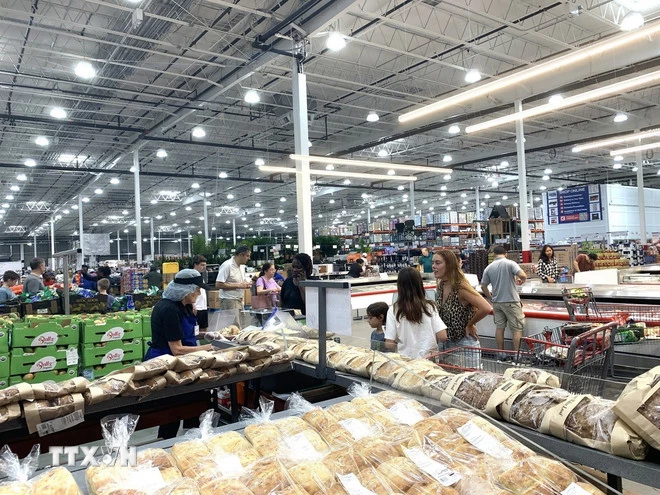 Khách hàng mua sắm tại một trung tâm thương mại ở bang Maryland, Mỹ. (Ảnh: Ngọc Quang/TTXVN)