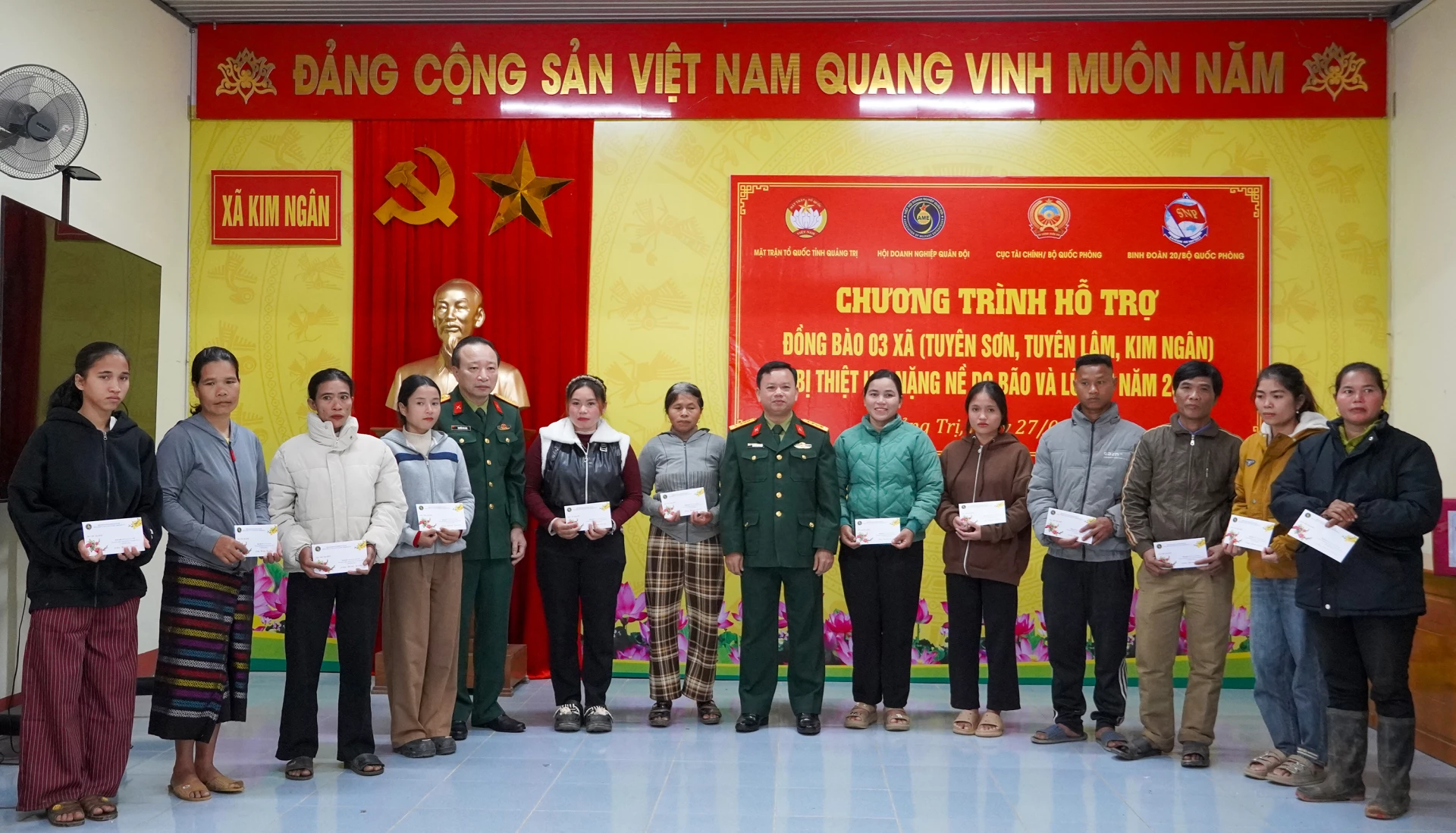 Đại diện lãnh đạo Hiệp hội Doanh nghiệp Quân đội và Quân khu 4 trao quà cho đồng bào bị ảnh hưởng bởi thiên tai tại xã Kim Ngân - Ảnh: N.H