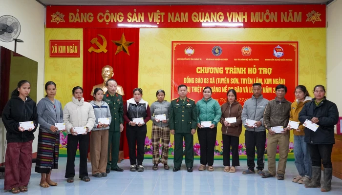 Trao quà hỗ trợ cho đồng bào bị ảnh hưởng bởi thiên tai tại xã Kim Ngân