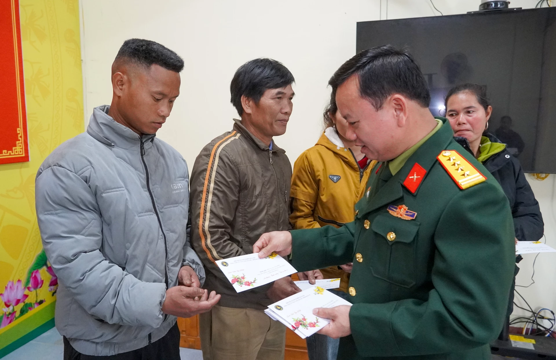 Đại diện lãnh đạo Hiệp hội Doanh nghiệp Quân đội trao quà cho đồng bào bị ảnh hưởng bởi thiên tai tại xã Kim Ngân - Ảnh: N.H