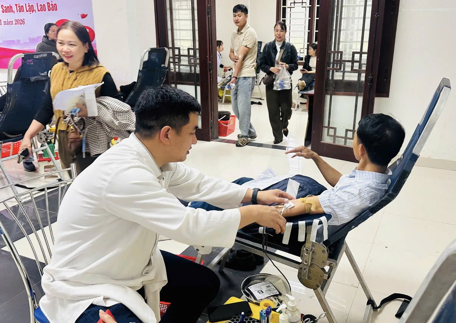 Cán bộ y tế thực hiện quy trình lấy máu đảm bảo an toàn, đúng quy định cho các tình nguyện viên-Ảnh: K.S