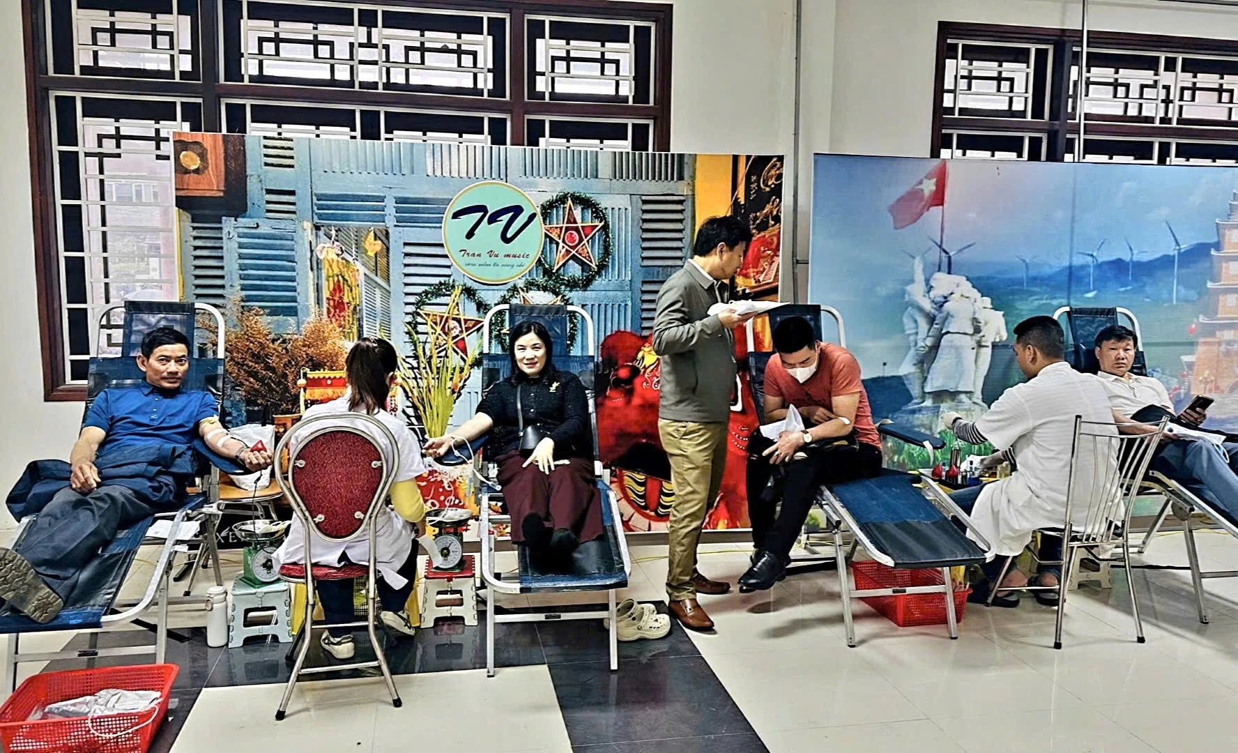 Cán bộ, công chức và người dân địa phương tham gia hiến máu tình nguyện tại Lễ hội Xuân hồng năm 2026-Ảnh: K.S