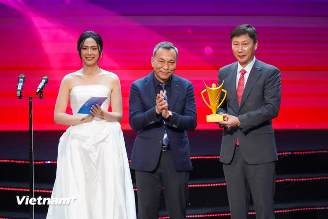 Huấn luyện viên Kim Sang-sik (phải) nhận giải thưởng Chuyên gia nước ngoài xuất sắc của năm. (Ảnh: Việt Anh/Vietnam+)