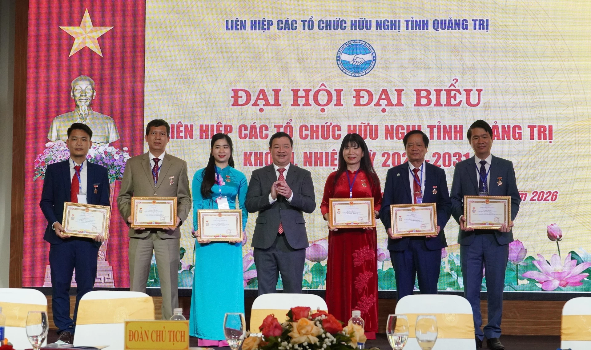 Liên hiệp các tổ chức hữu nghị Việt Nam trao tặng kỷ niệm chương cho các cá nhân - Ảnh: QV