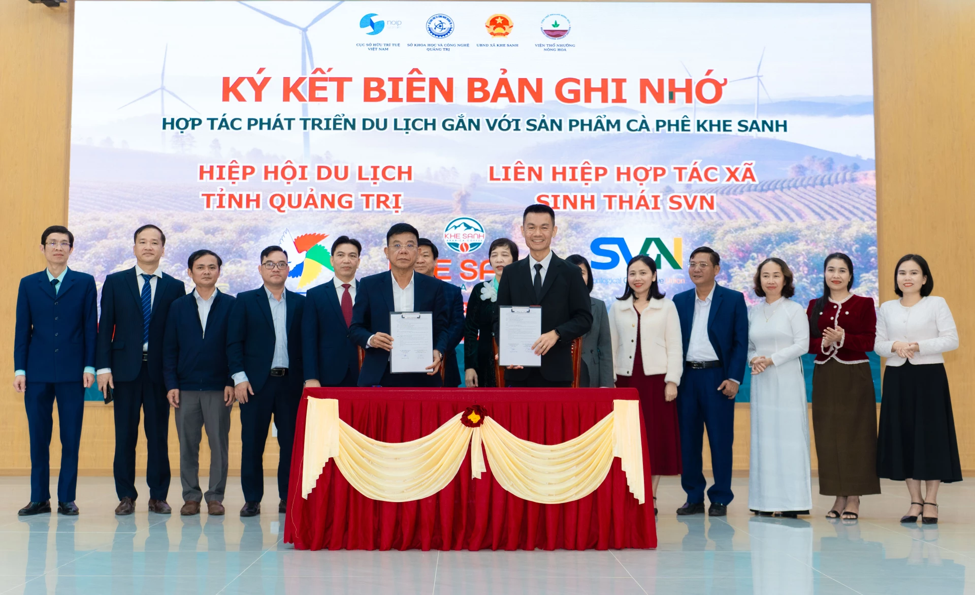 Ký kết biên bản ghi nhớ hợp tác phát triển sản phẩm du lịch gắn với cà phê Khe Sanh- Ảnh: D.H