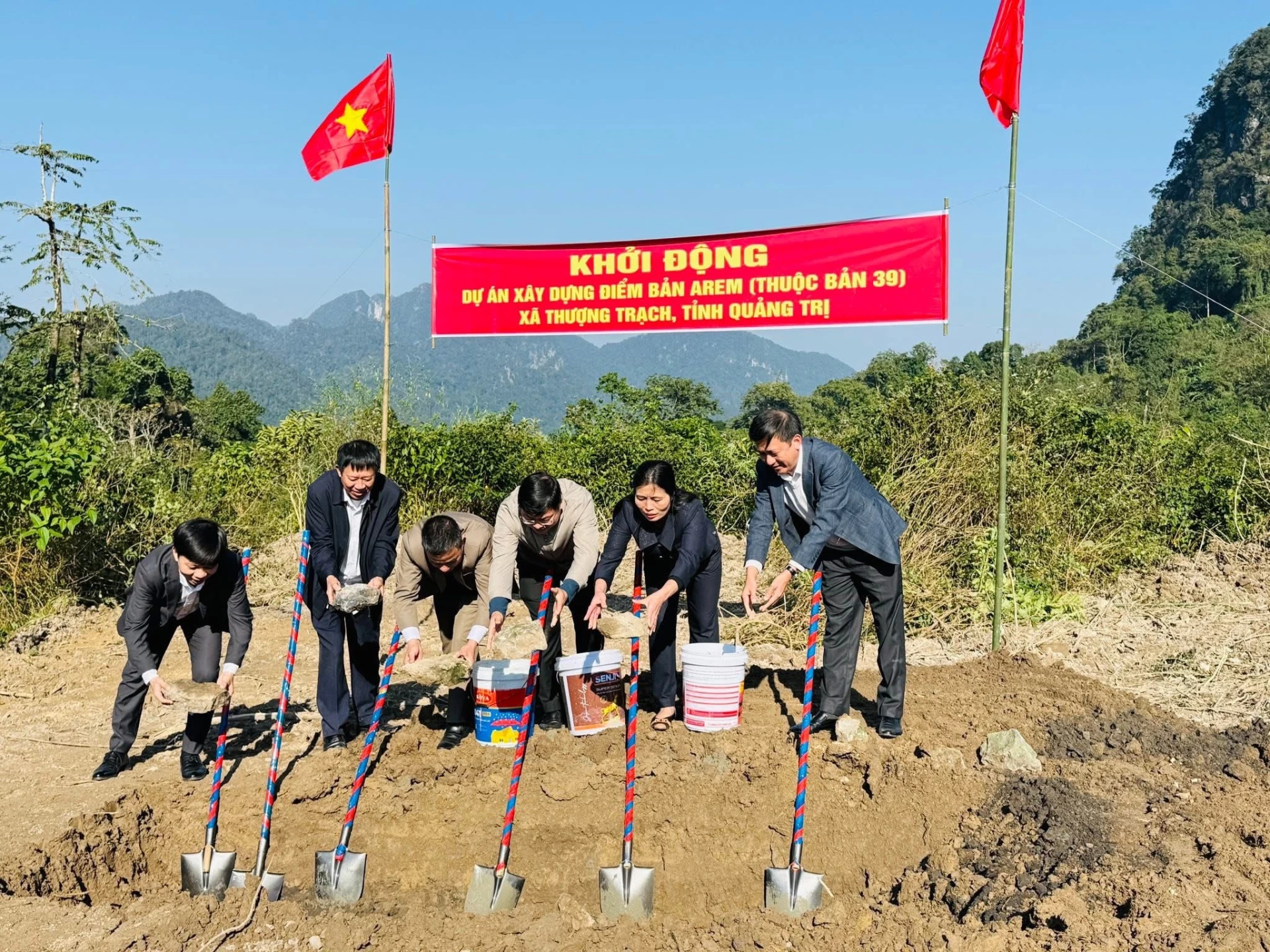 Lãnh đạo các đơn vị, địa phương thực hiện nghi thức khởi động Dự án xây dựng Điểm bản Arem tại xã Thượng Trạch - Ảnh: K.H