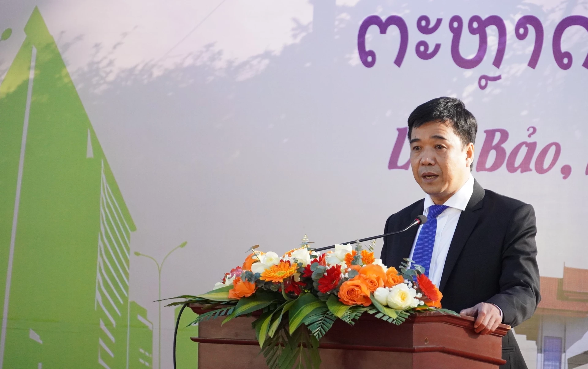 Lãnh đạo xã Lao Bảo phát biểu tại phiên chợ - Ảnh: QV