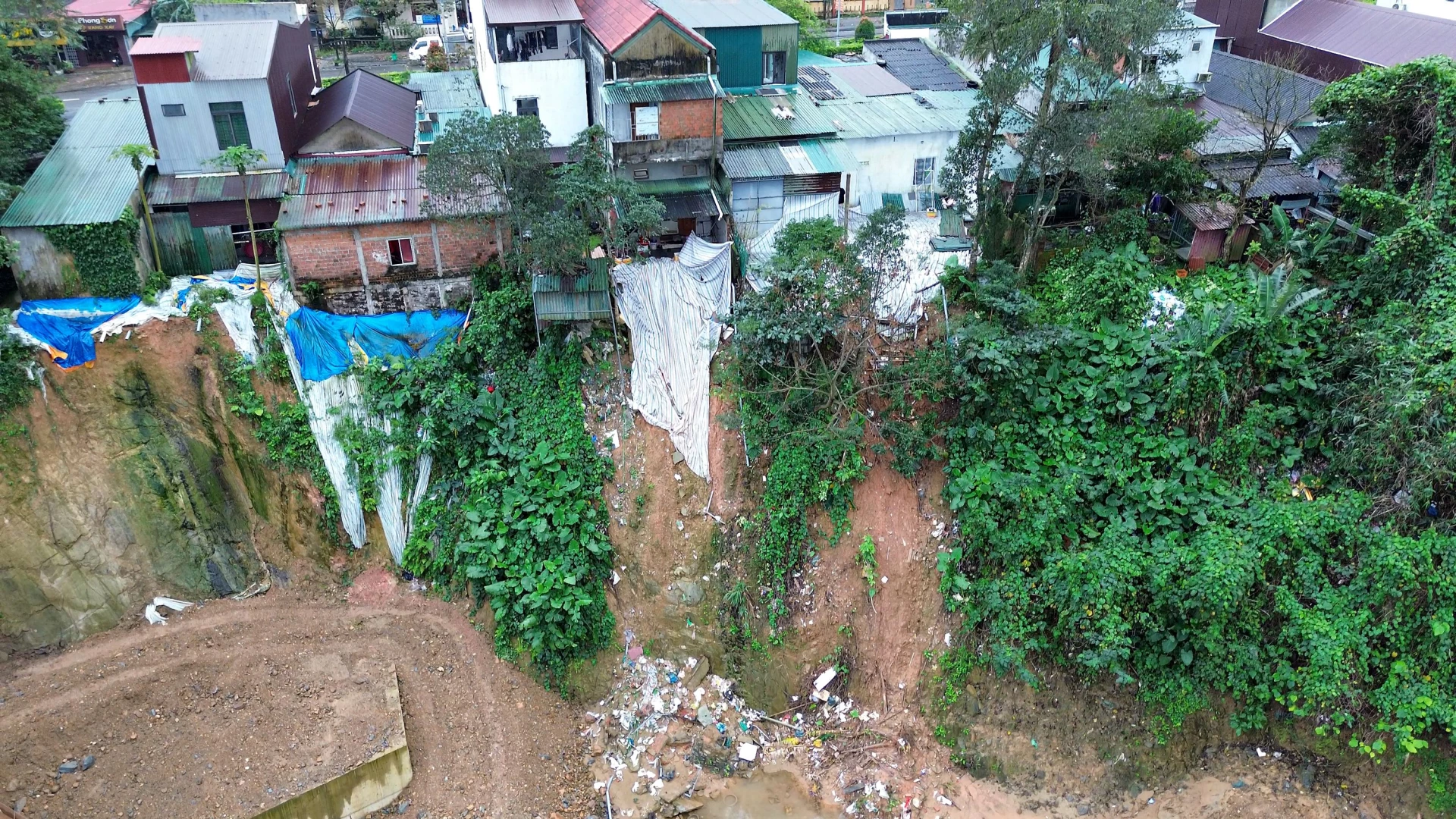 Sạt lở nghiêm trọng dọc dòng suối Khe Ruôi, khóm 2, xã Hướng Hiệp, khoét sâu sát khu dân cư, đe dọa an toàn nhà ở của người dân - Ảnh: L.A