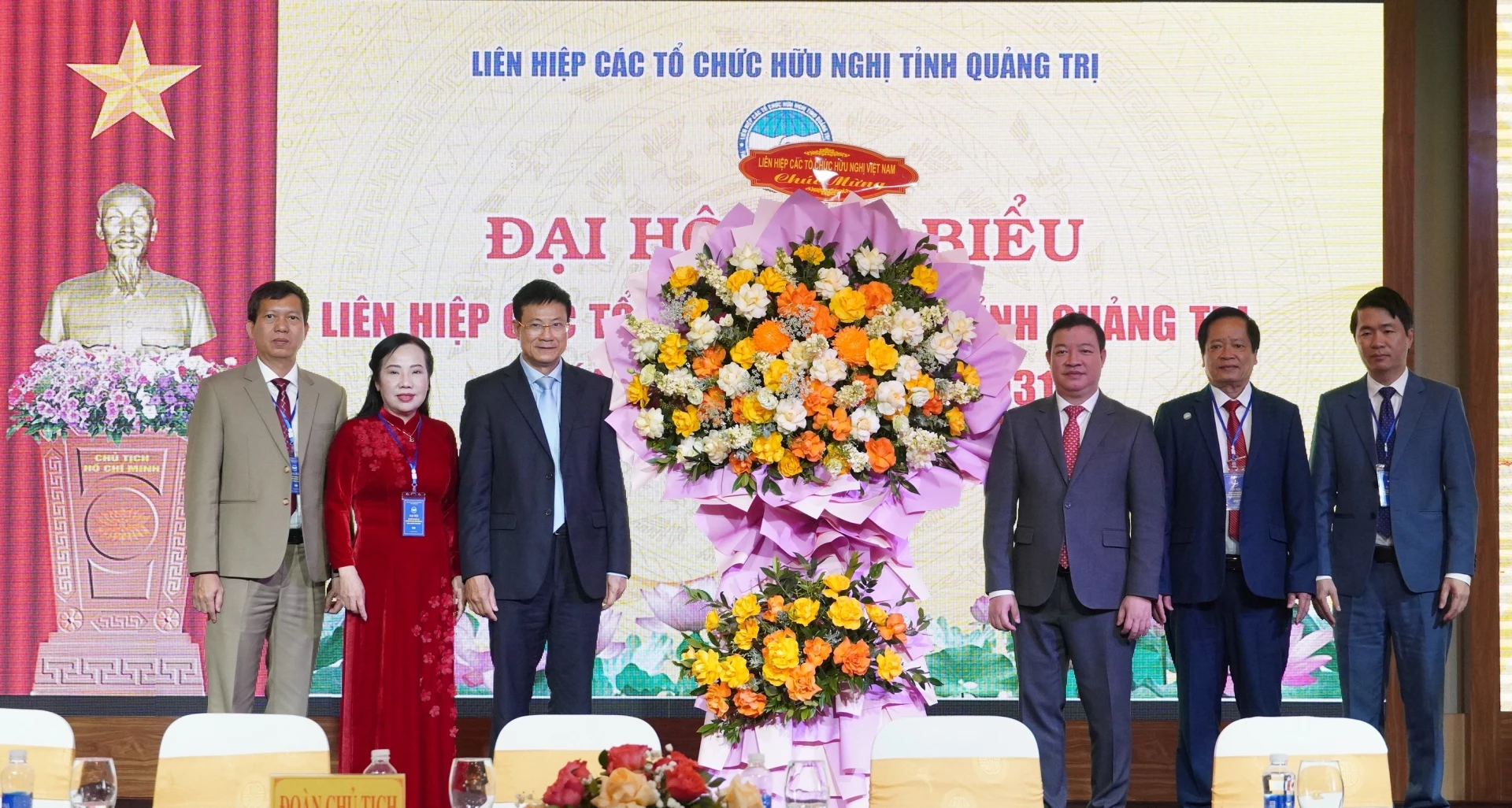 Liên hiệp các tổ chức hữu nghị Việt Nam chúc mừng đại hội - Ảnh: QV