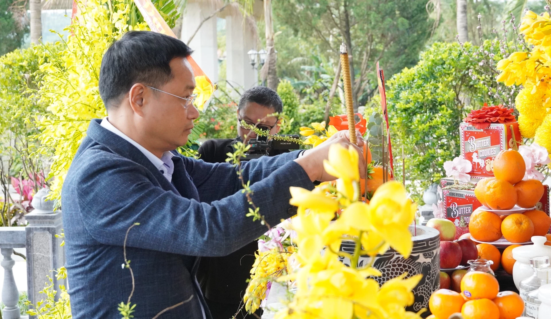 Đồng chí Lê Ngọc Quang, Bí thư Thành ủy Đà Nẵng dâng hương tại Di tích lịch sử Bến phà II Long Đại - Ảnh: QV